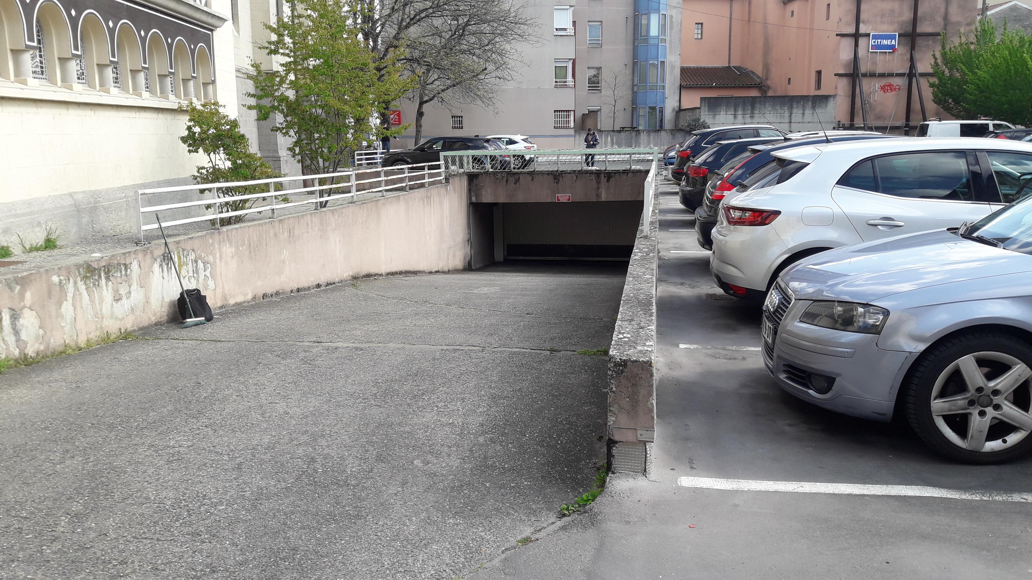 Garage/ Stationnement / Oullins centre