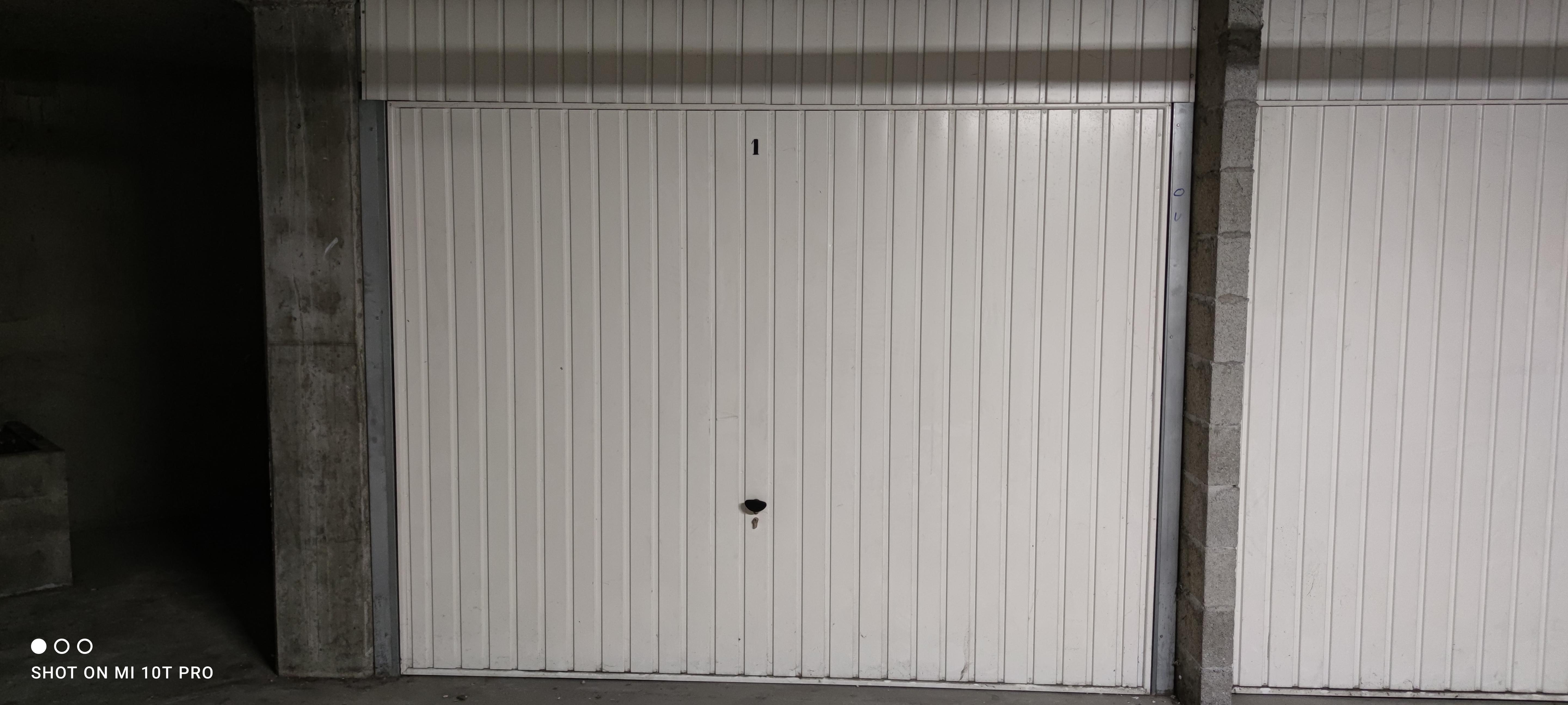 Grand garage à louer / L'Isle d'Abeau