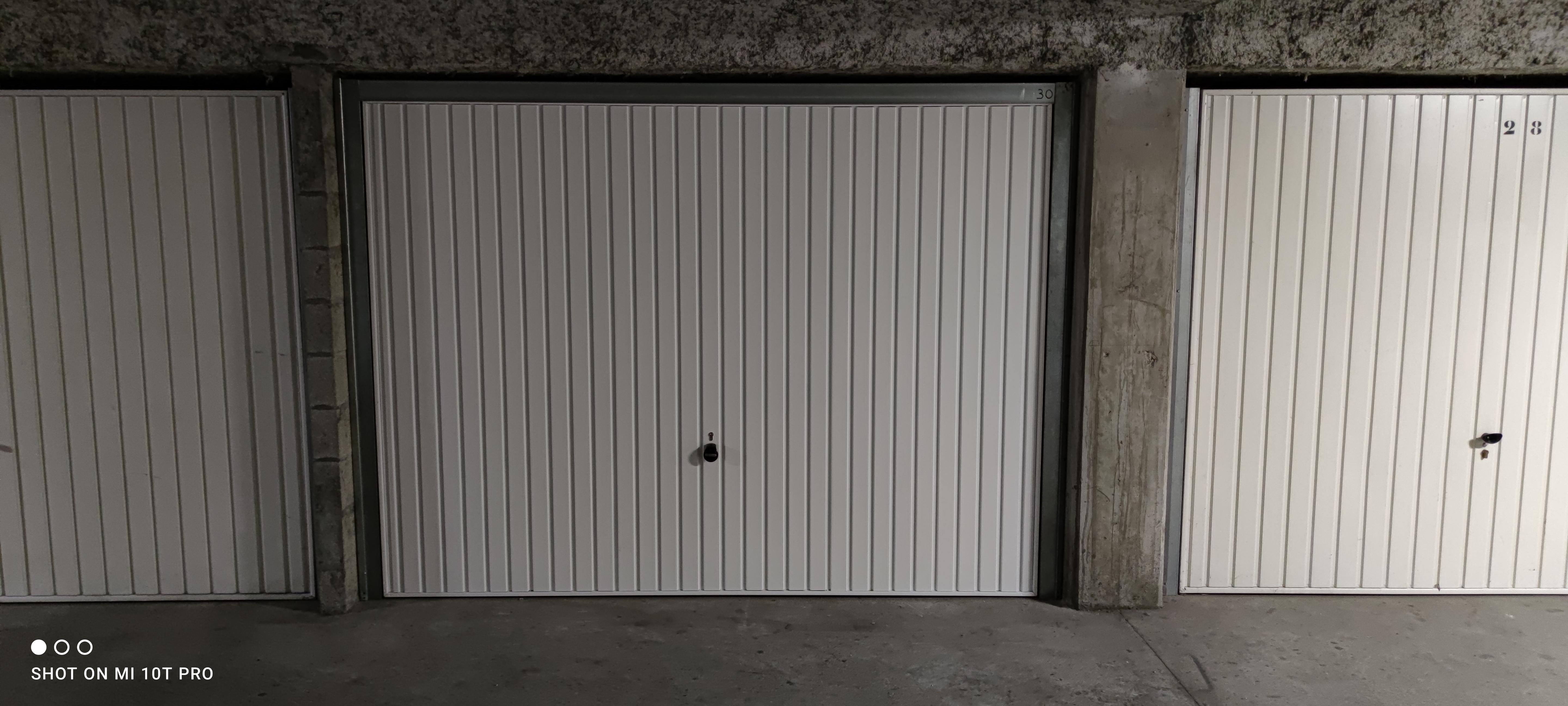 Grand garage à la location / L'Isle d'Abeau
