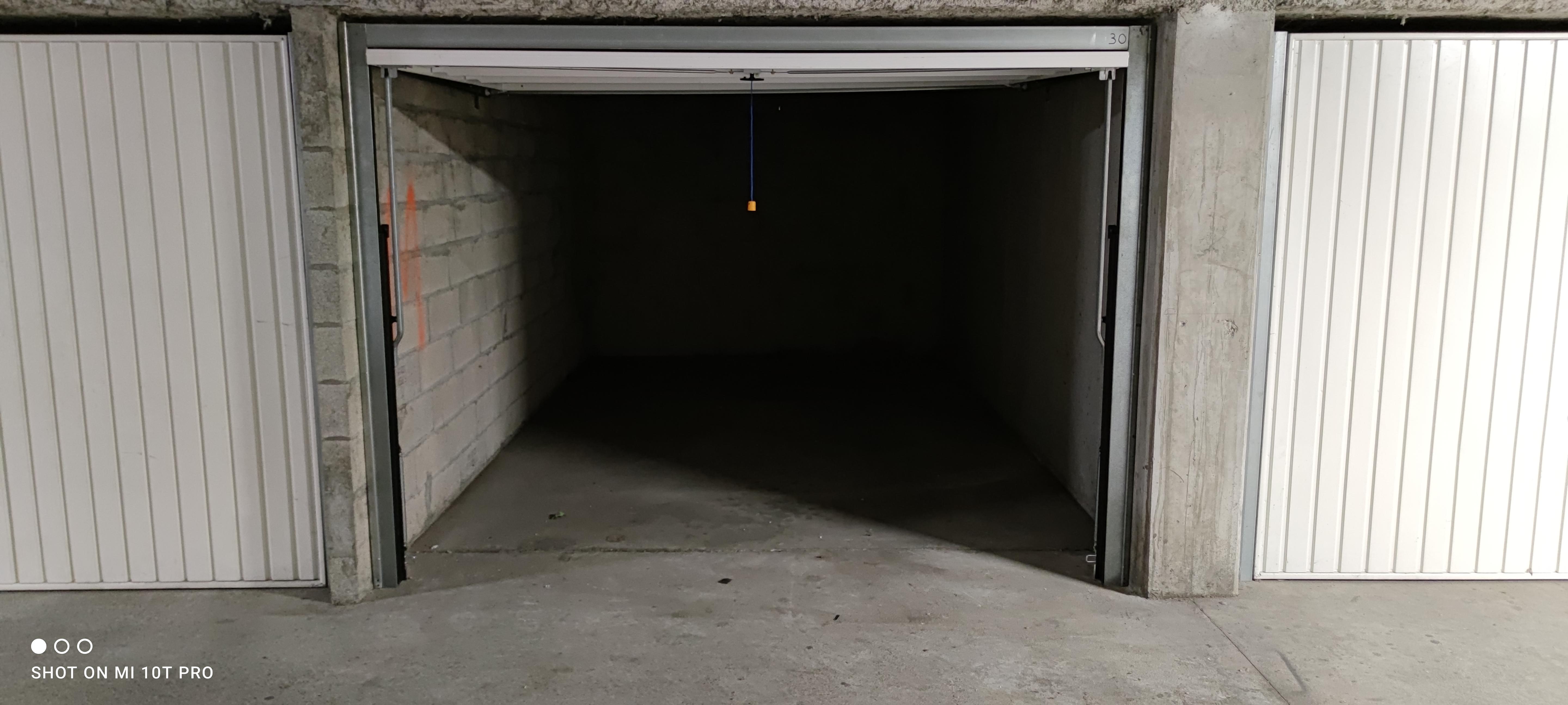 Grand garage à la location / L'Isle d'Abeau