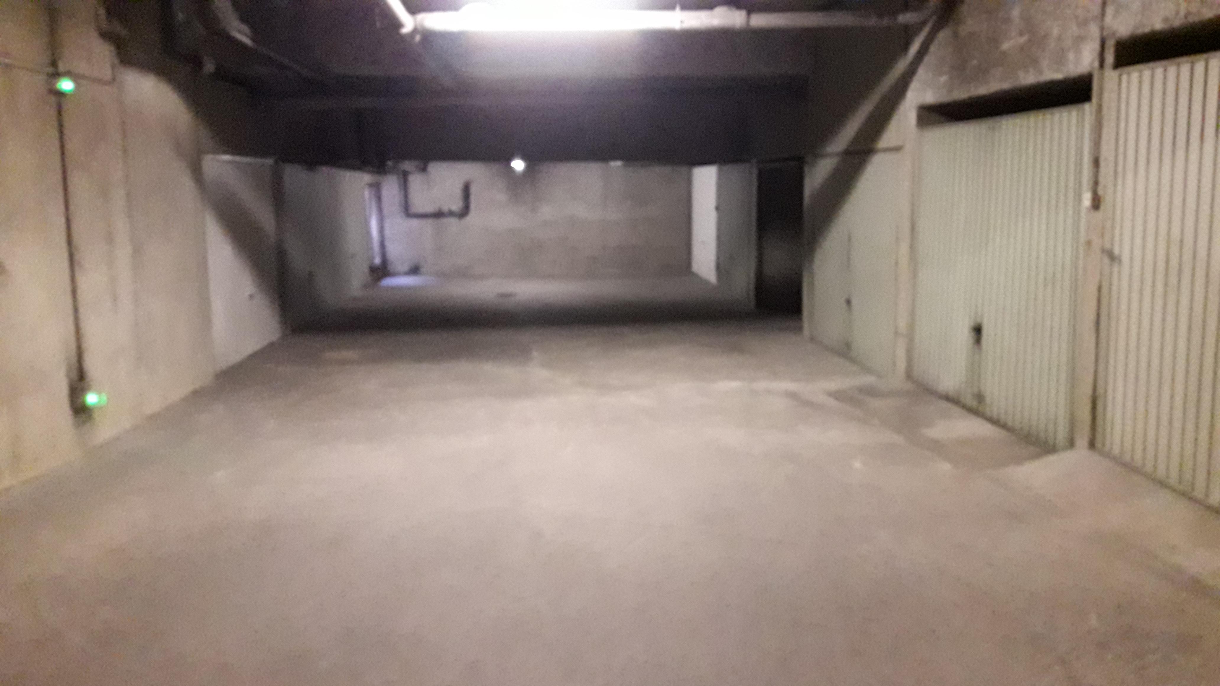 Grand garage privé / Oullins centre