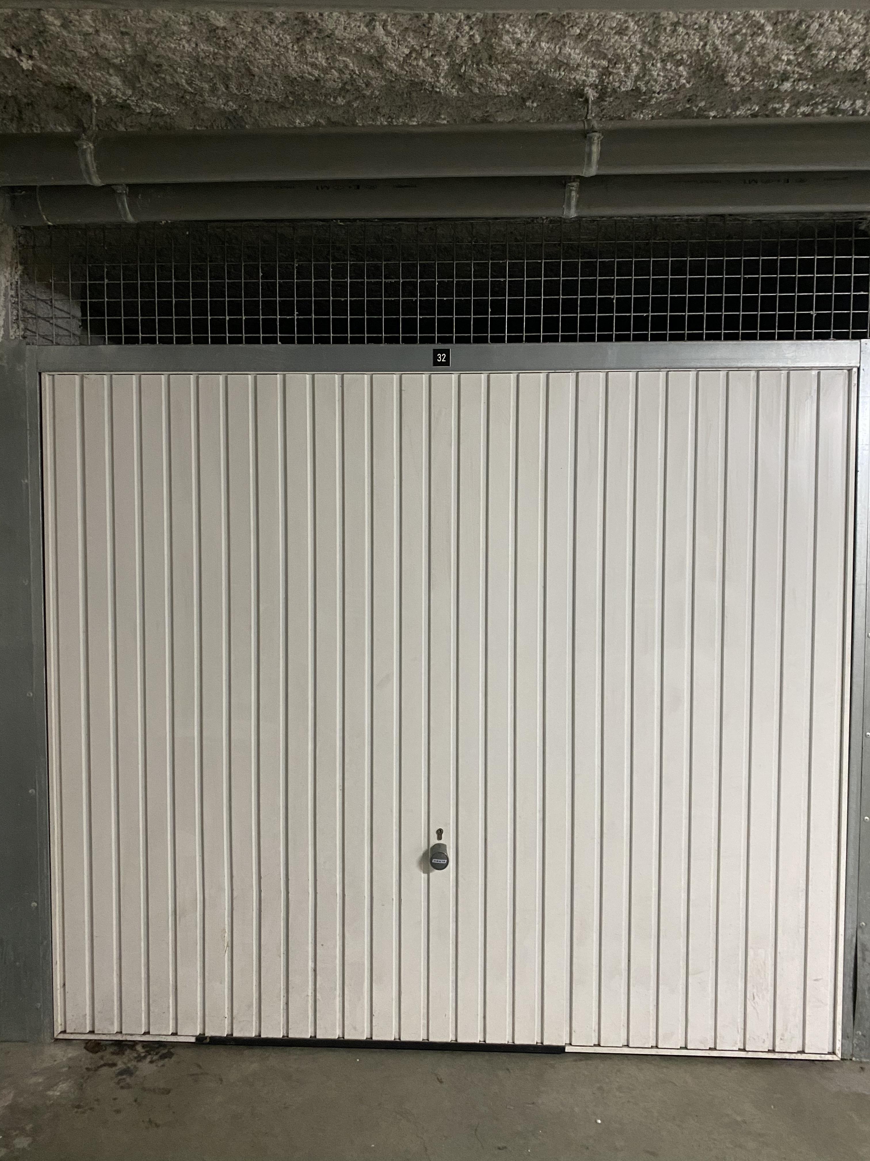 INTRA - Box fermé / garage / stationnement