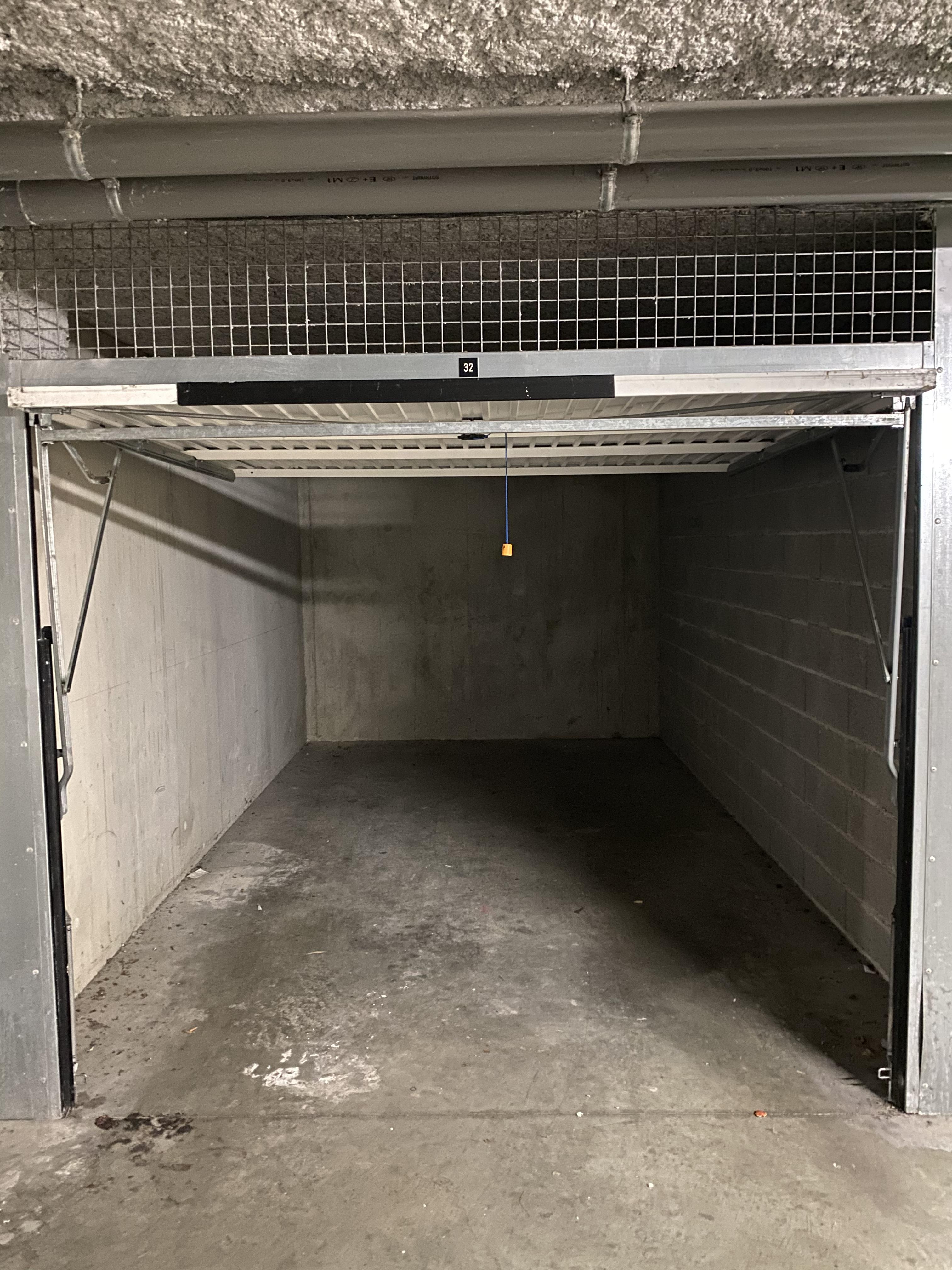 INTRA - Box fermé / garage / stationnement