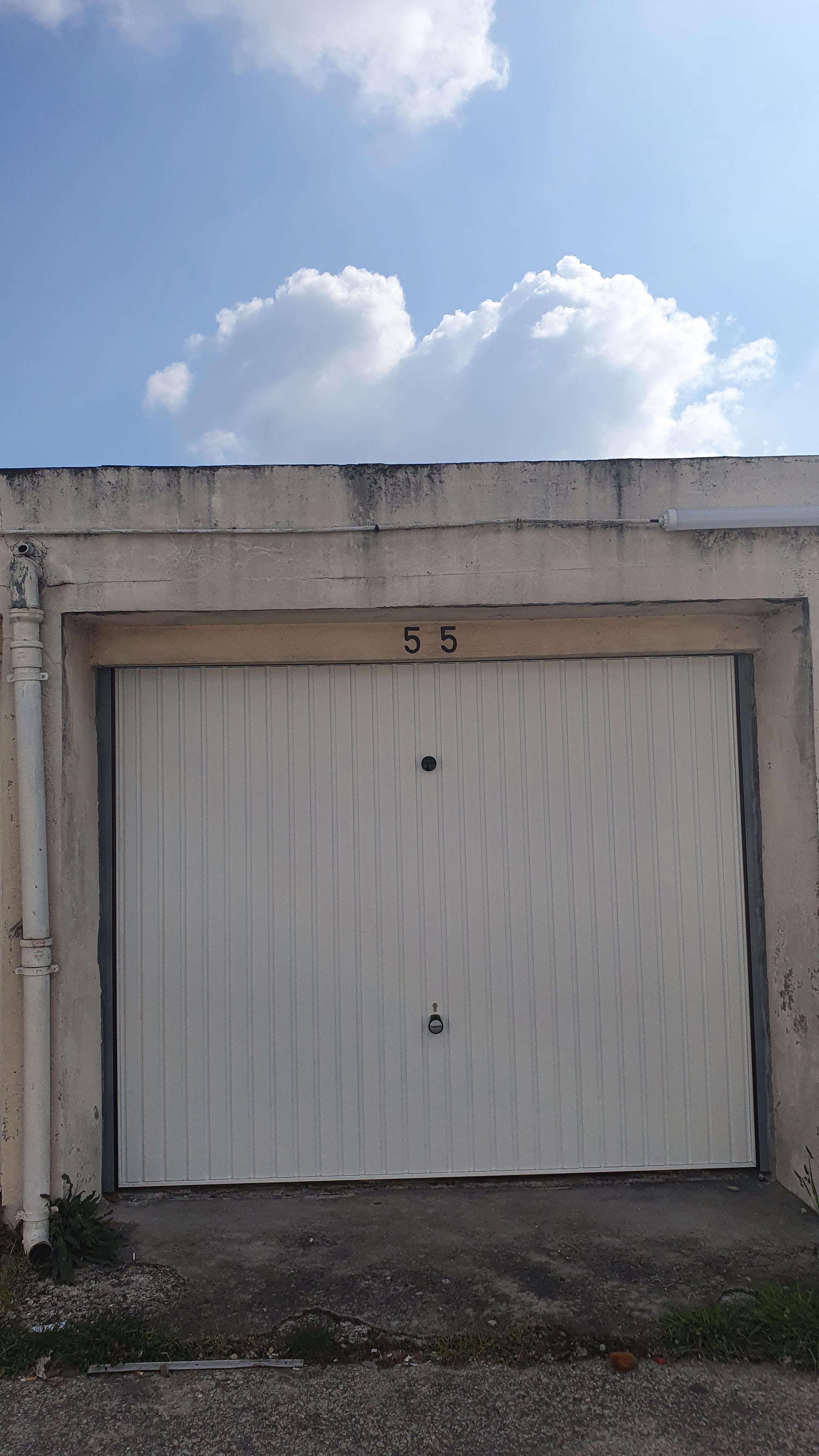 Location garage Neuilly / 13m² en rez de