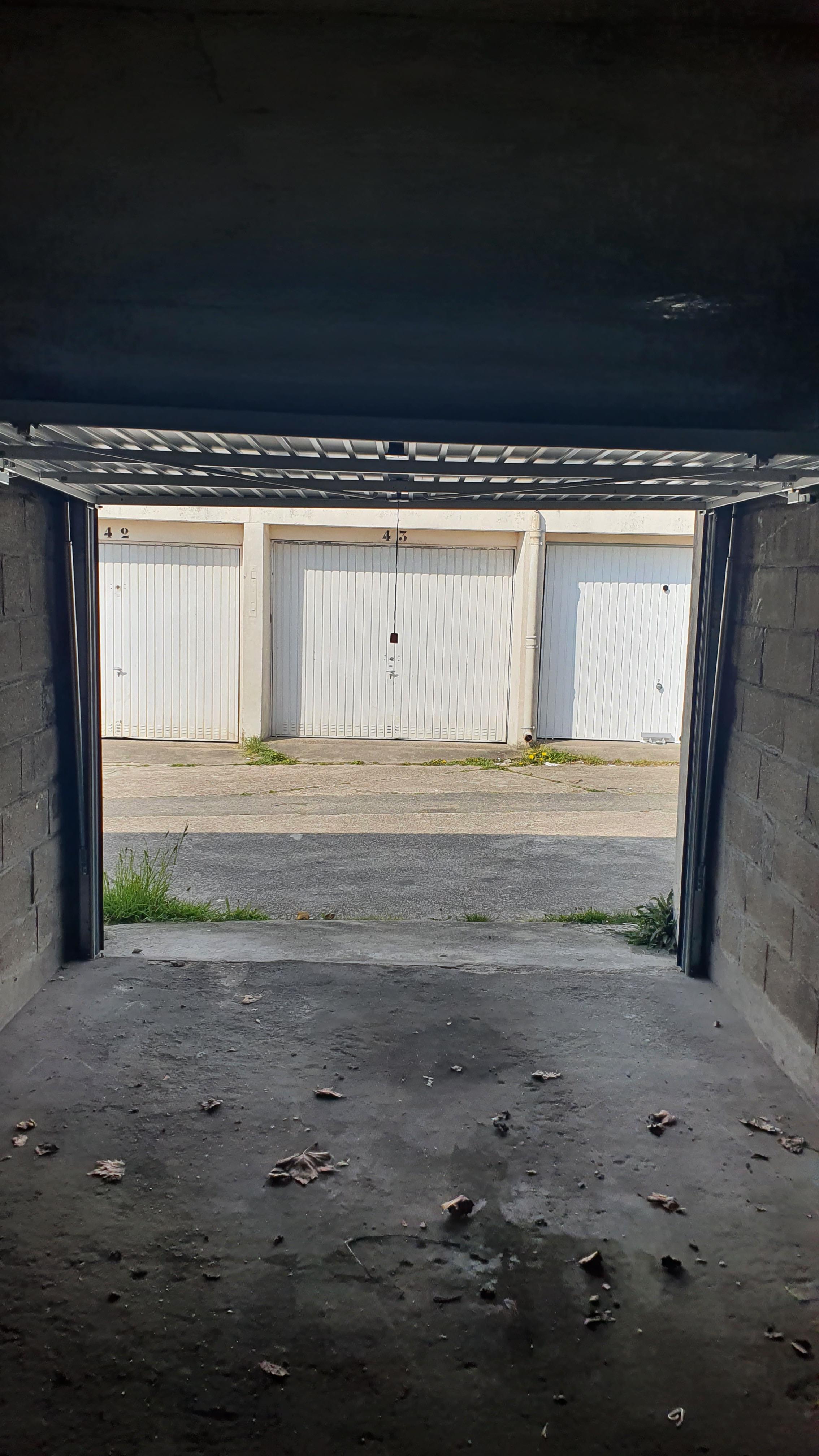 Location garage Neuilly / 13m² en rez de