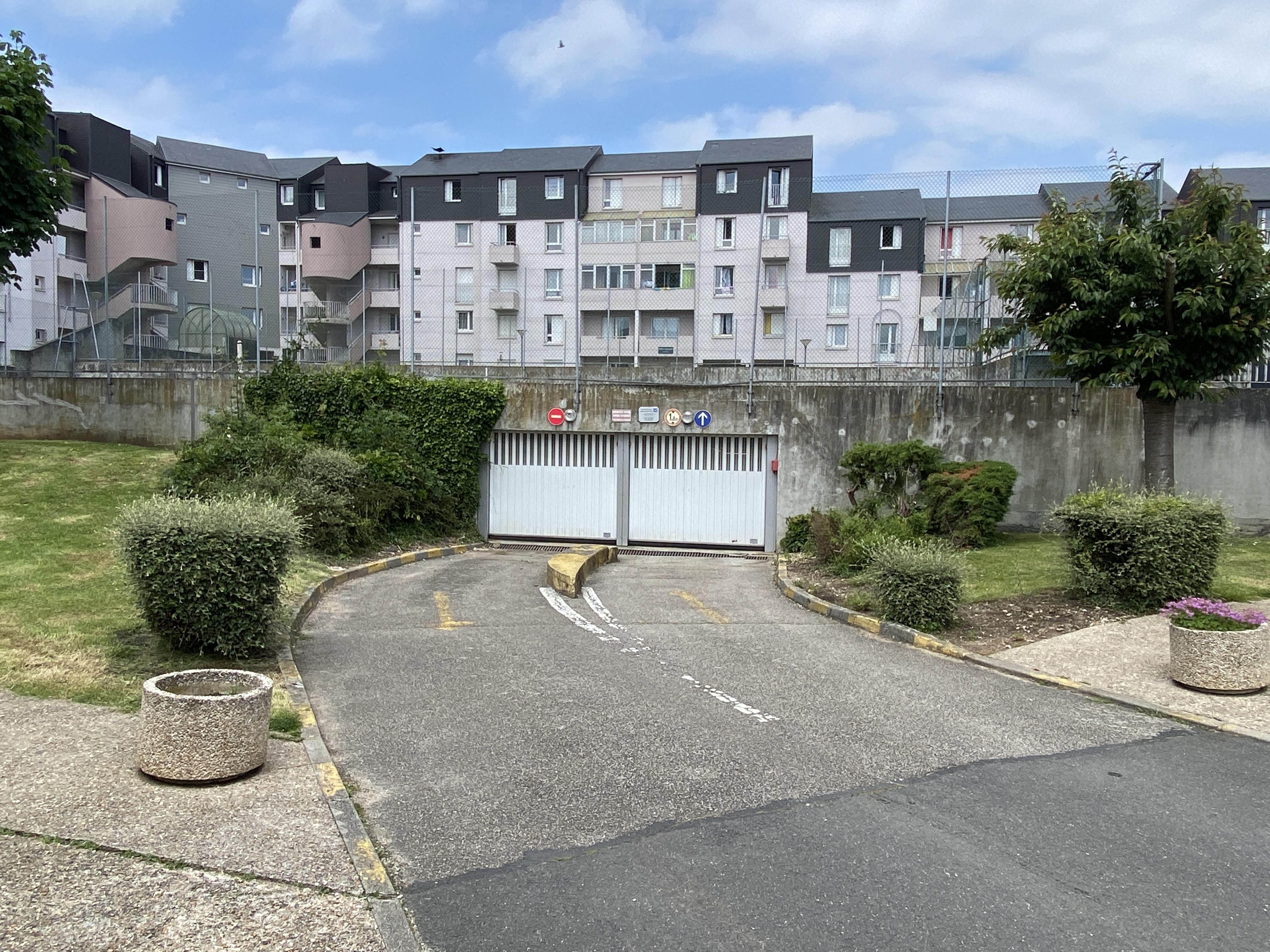 parking fermé / Proche de Rouen / Canteleu