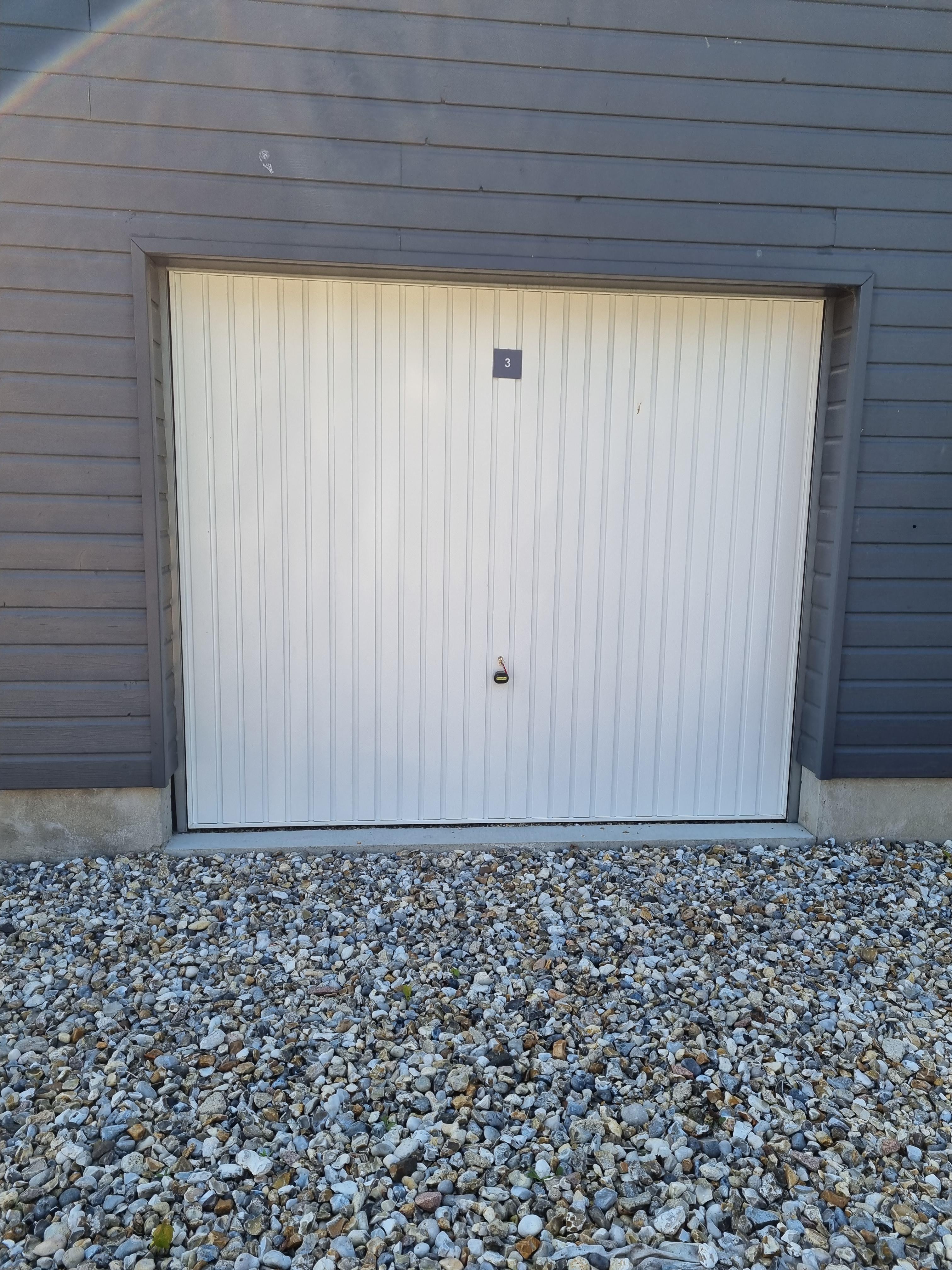 Location box 15m² accessible pour stockage ou parking