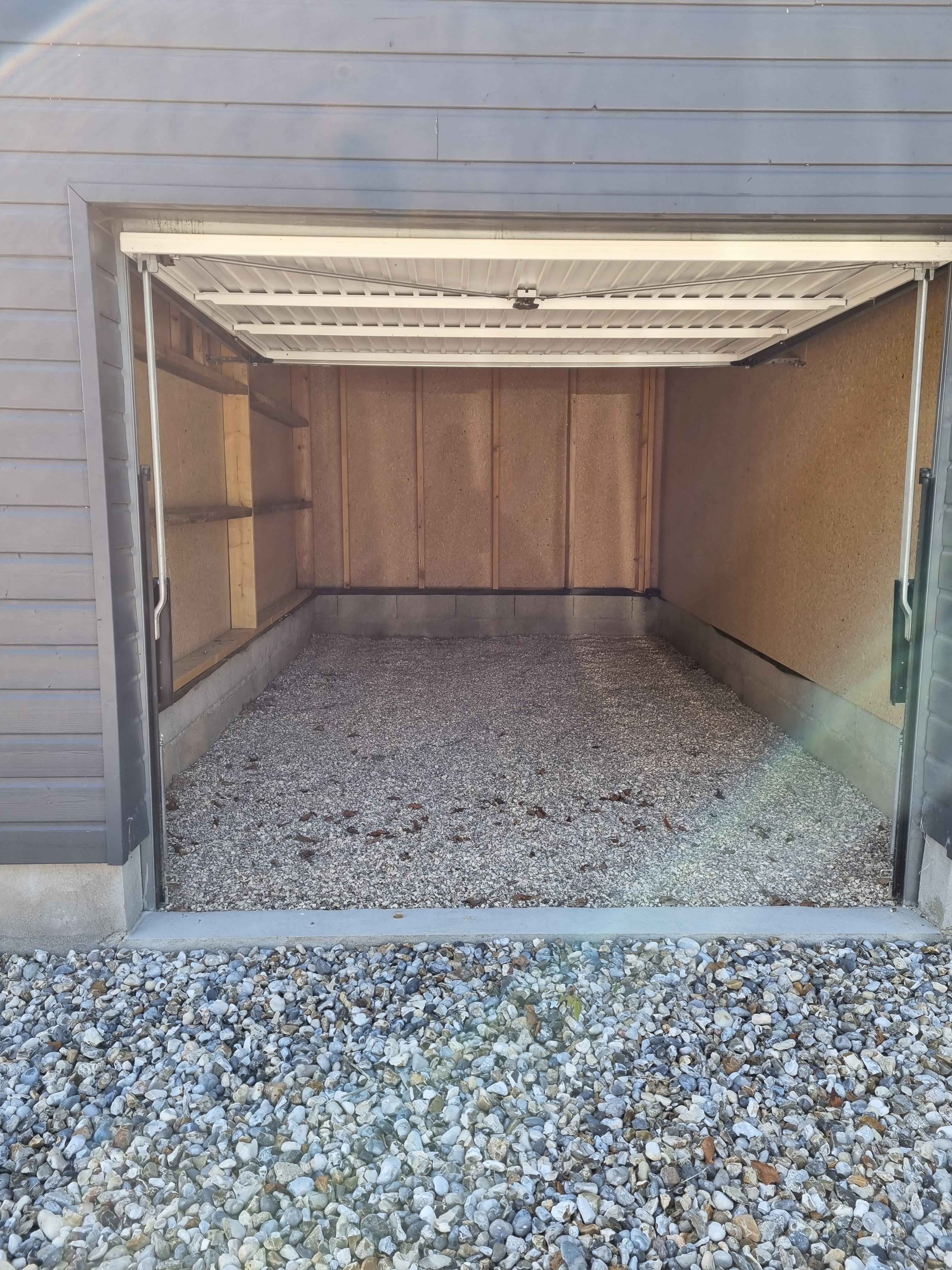 Location box 15m² accessible pour stockage ou parking
