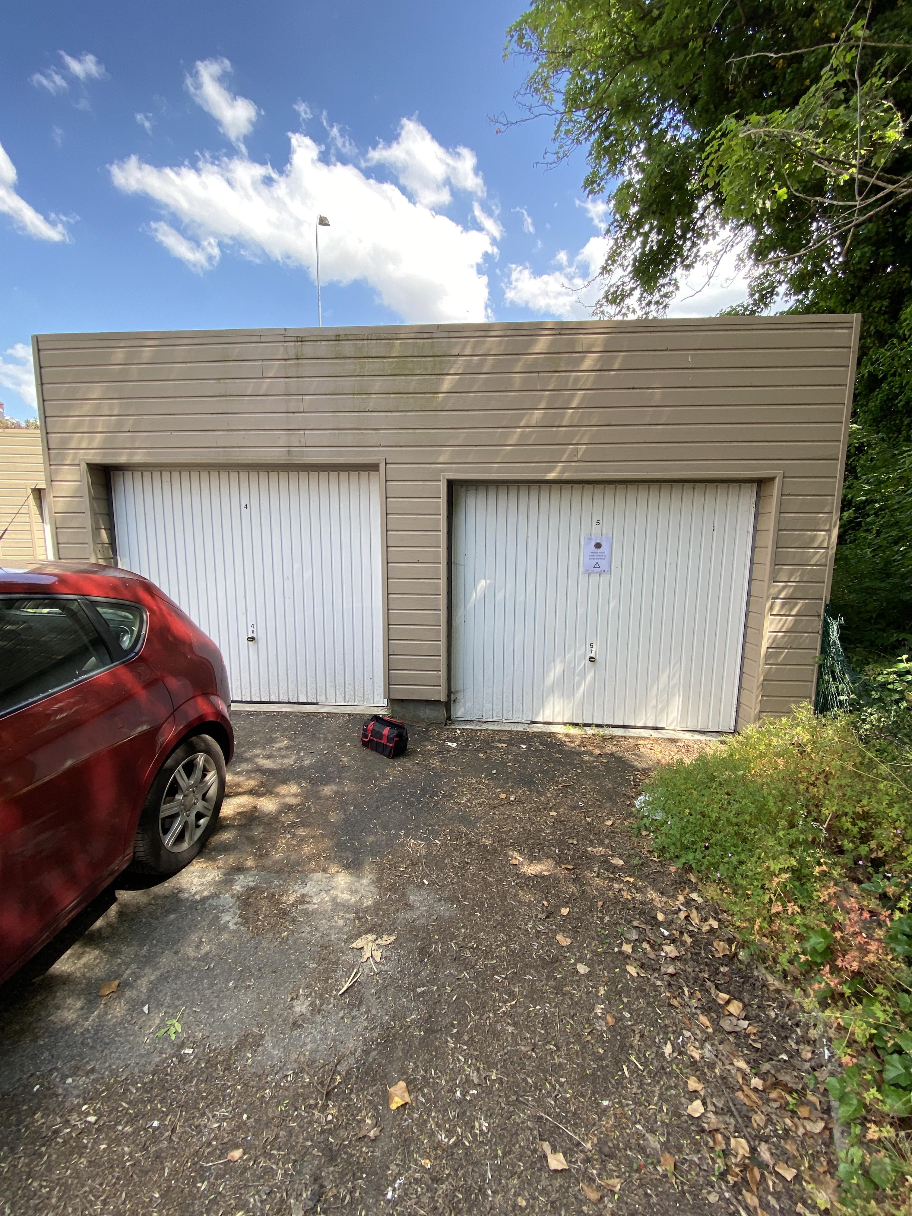 Location box fermé : parking / 14m²