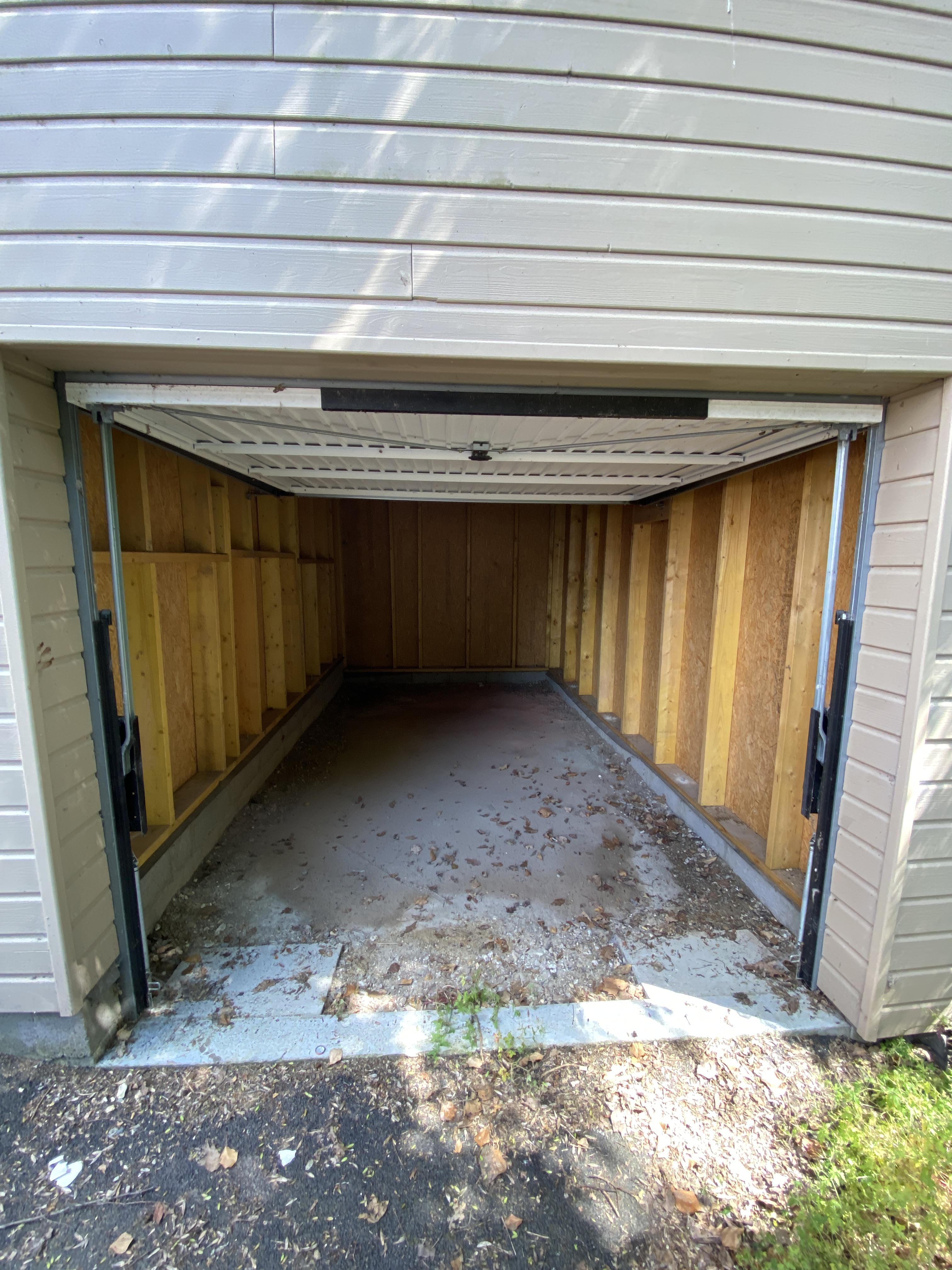 Location box fermé : parking / 14m²