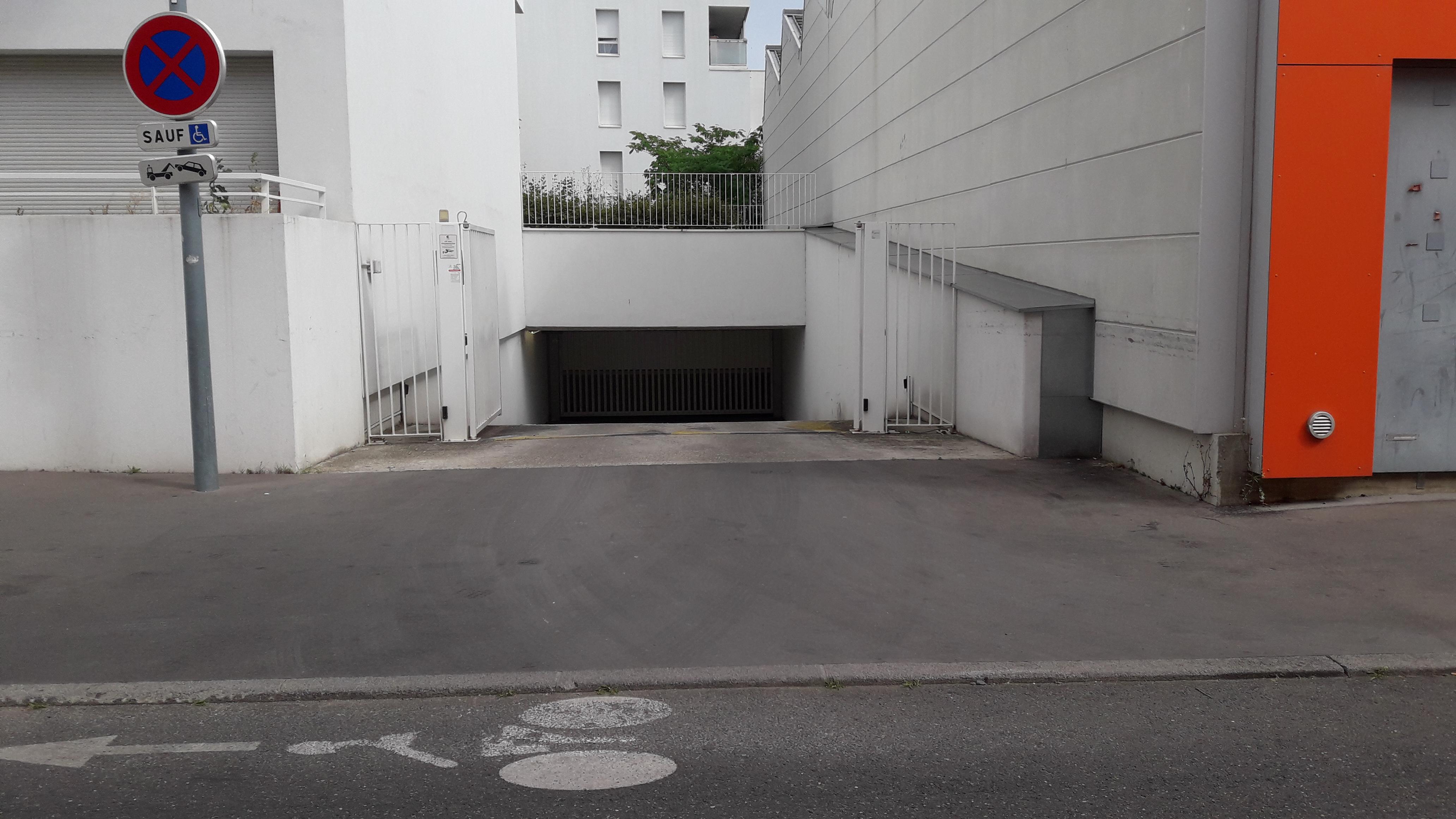 Garage en sous-sol / Vénissieux centre