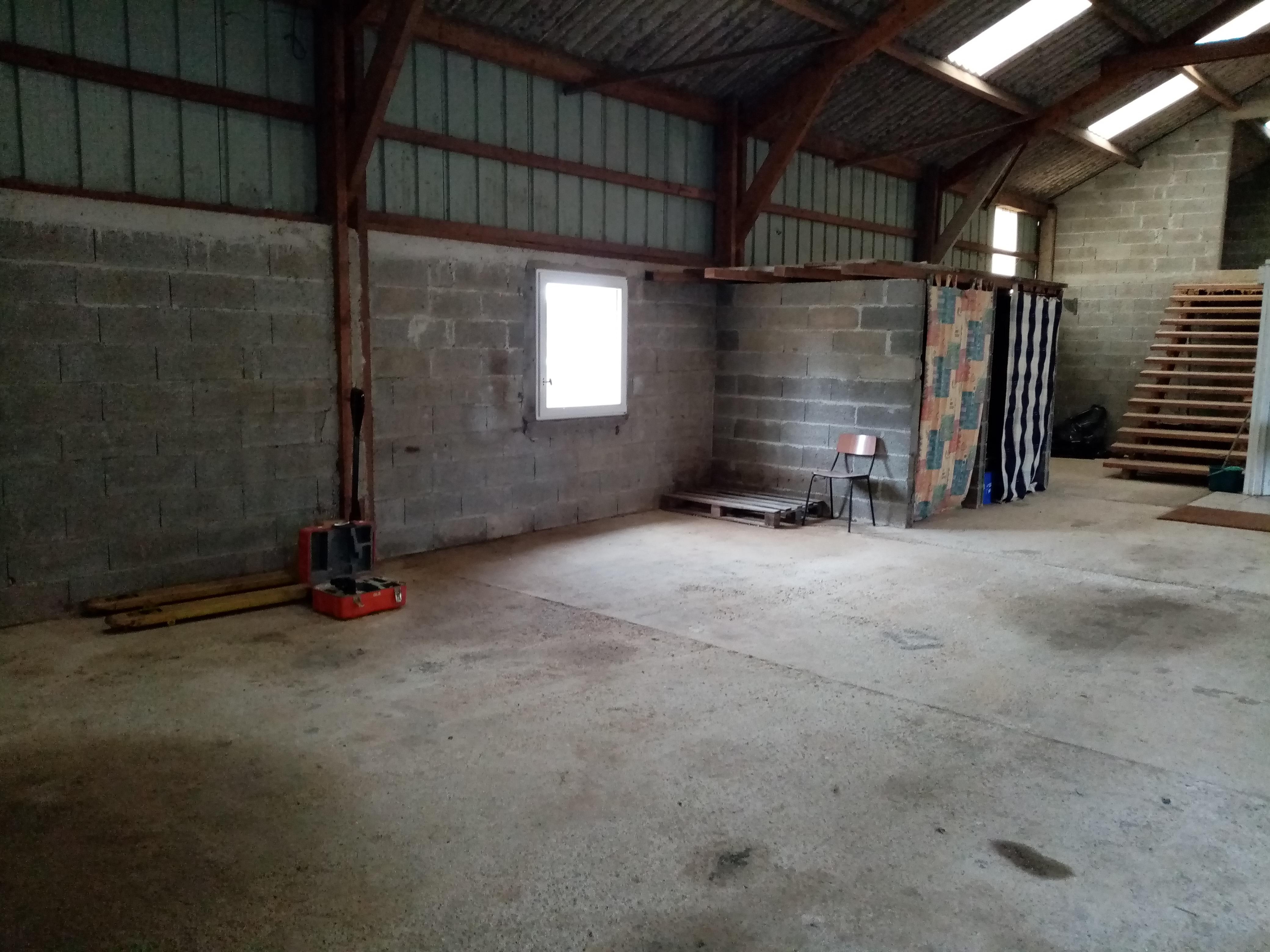Hangar pour stockage de meubles... Cartons... Et possibilité