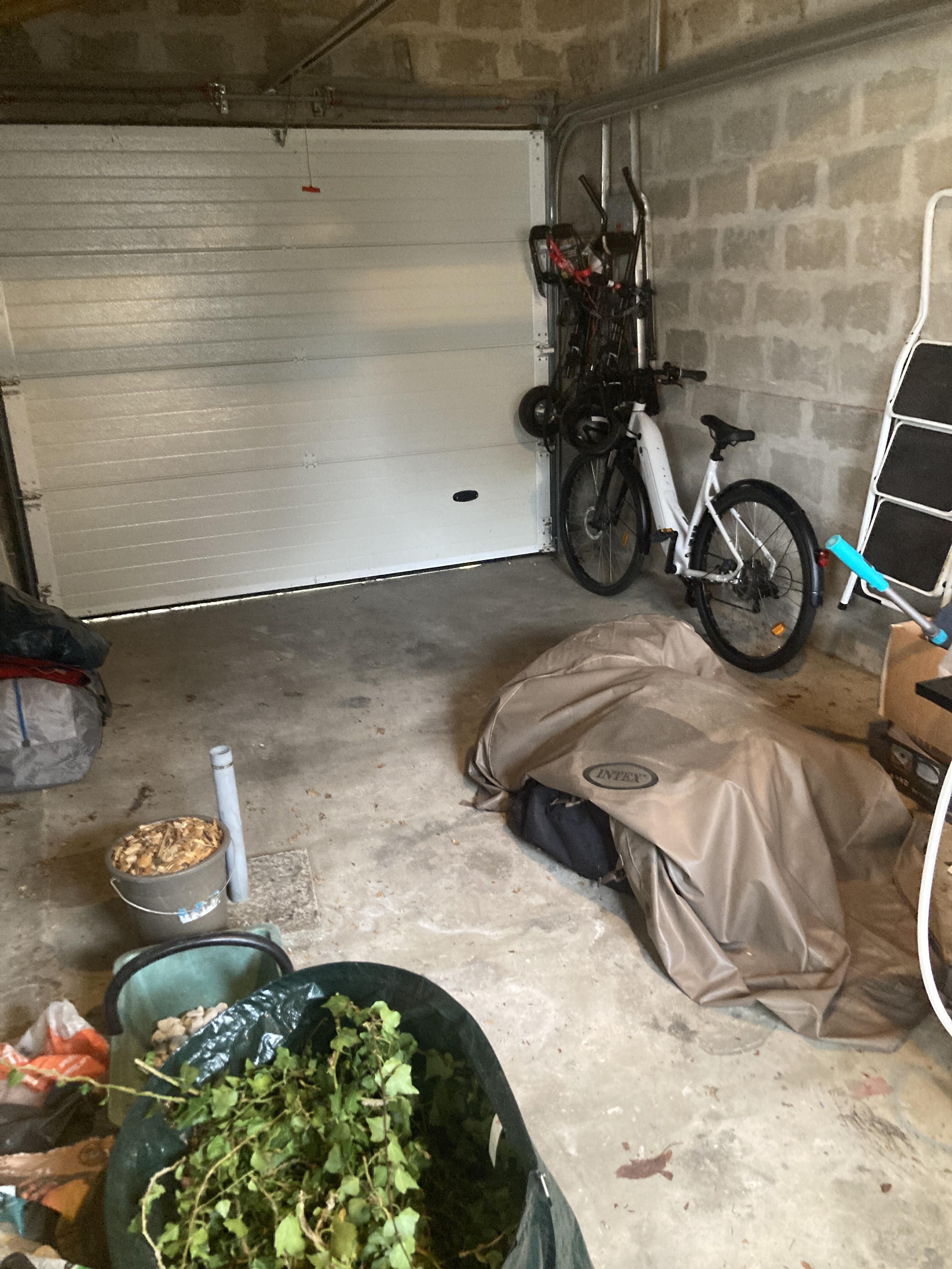 Espace de stockage dans garage maison privée
