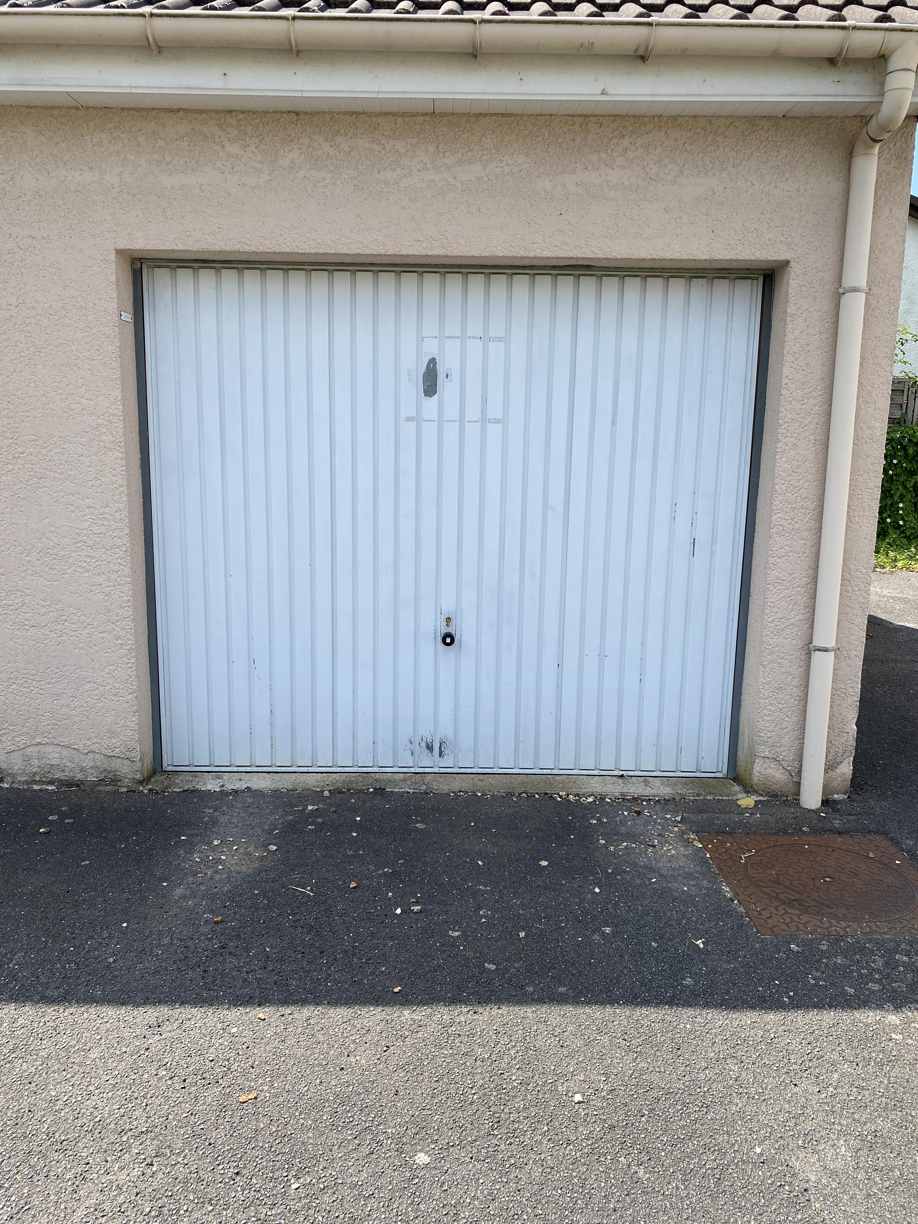 Grand box fermé en rez-de-chaussée : 16m2