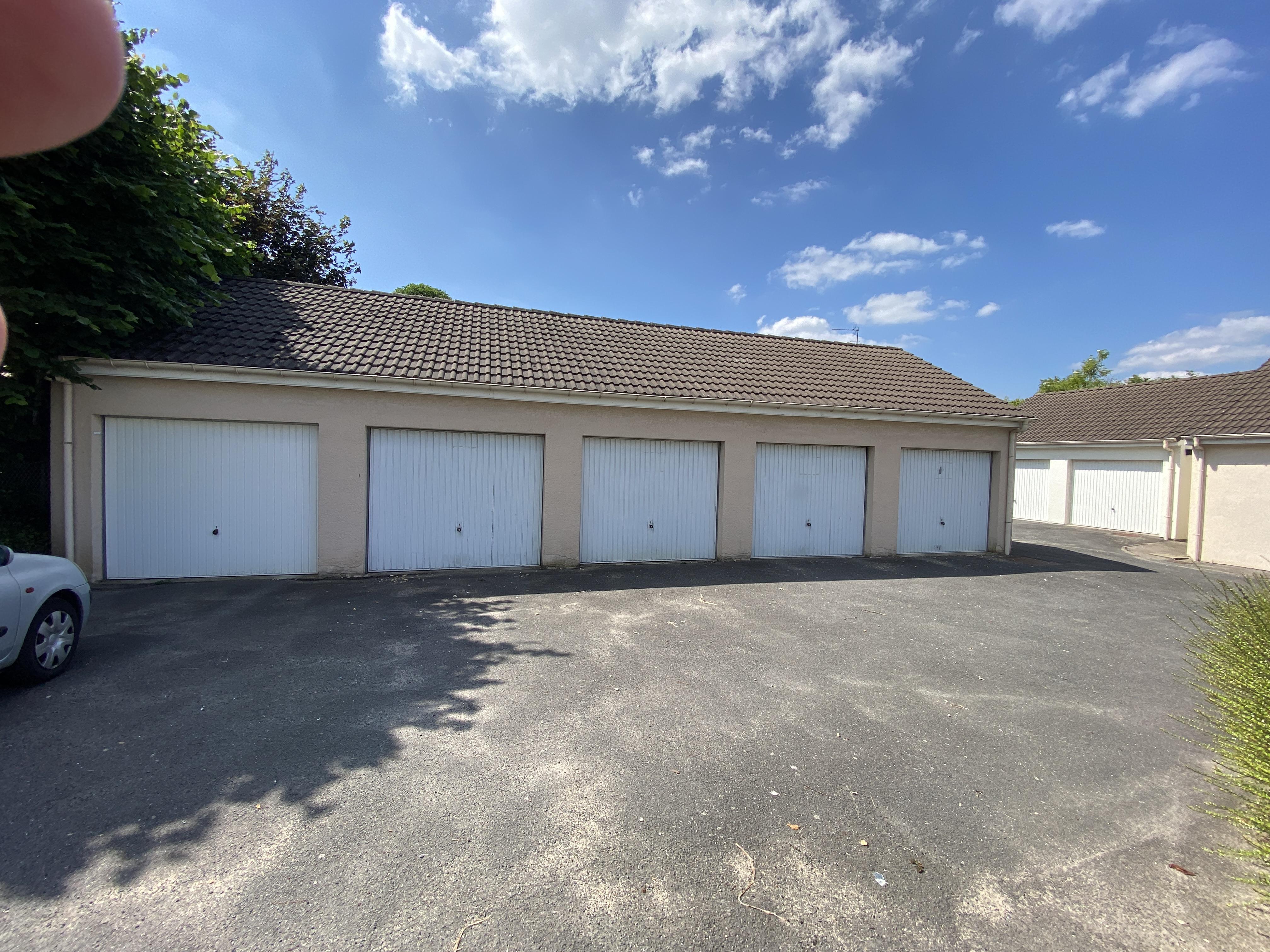Grand box fermé en rez-de-chaussée : 16m2