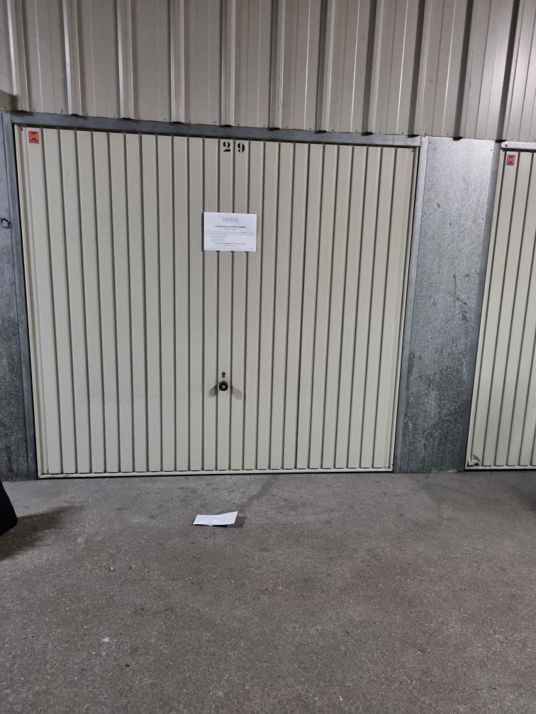Box fermé à louer / Parking