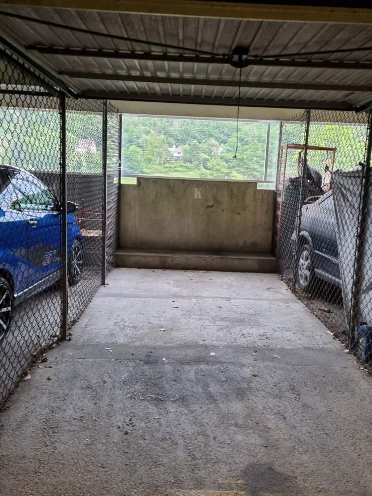 Local fermé : 2 roues / Petit parking