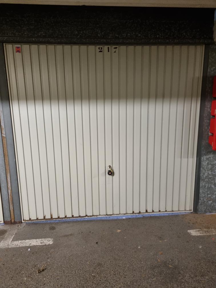 Garage fermé / petit parking