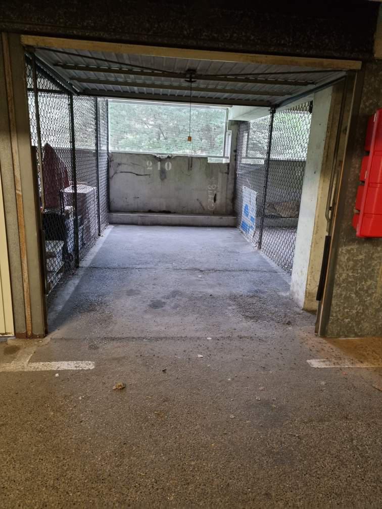 Garage fermé / petit parking