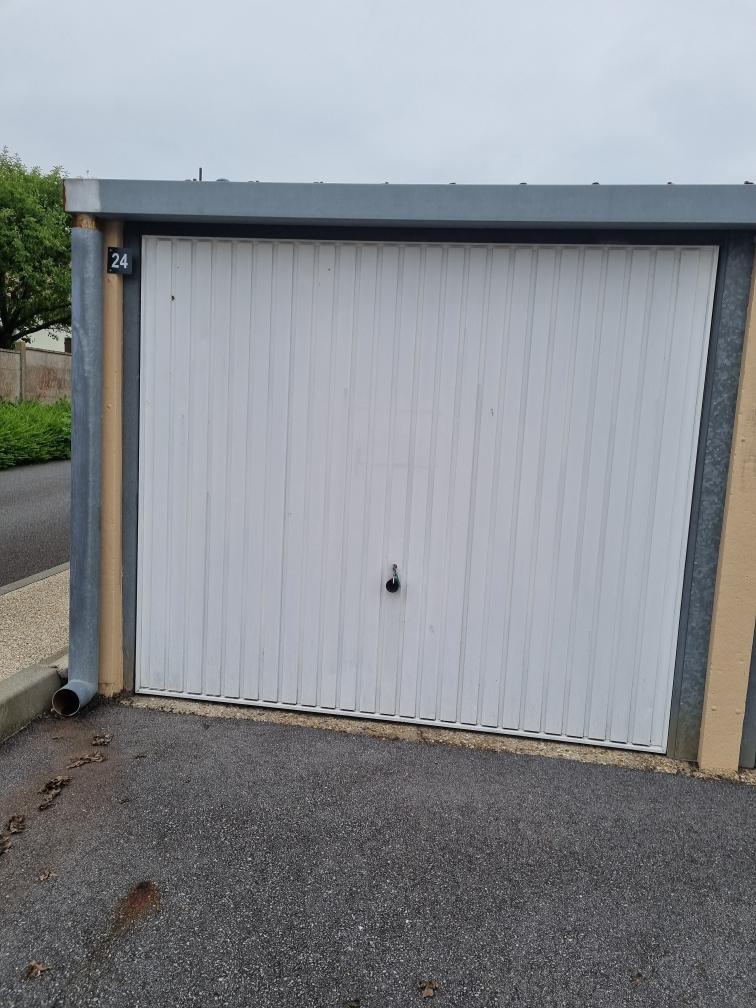 Location box fermé. : stockage ou parking