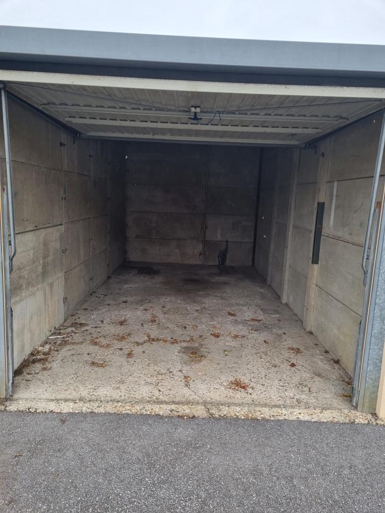 Location box fermé. : stockage ou parking