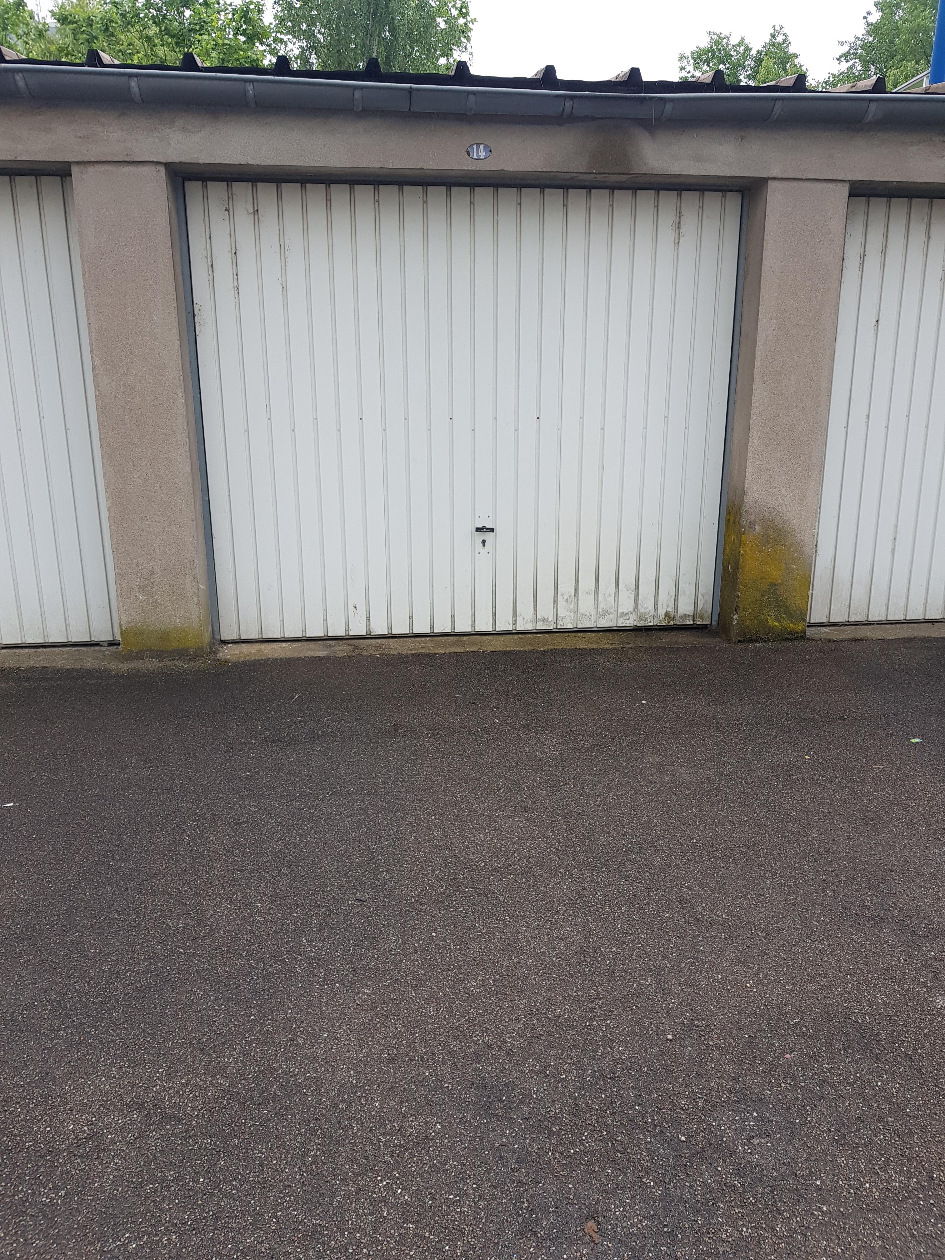 Location box fermé / parking ou stockage