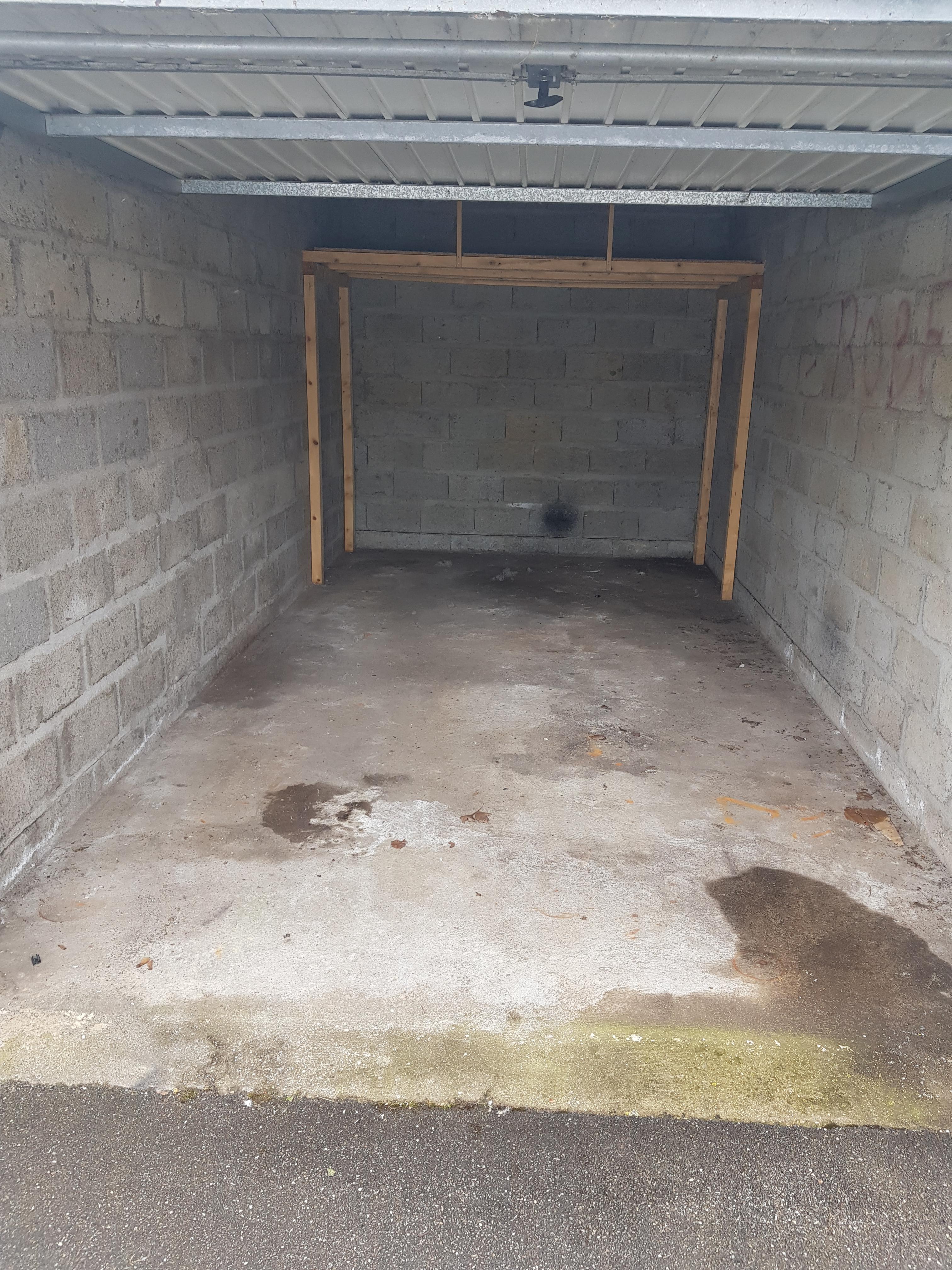 Location box fermé / parking ou stockage
