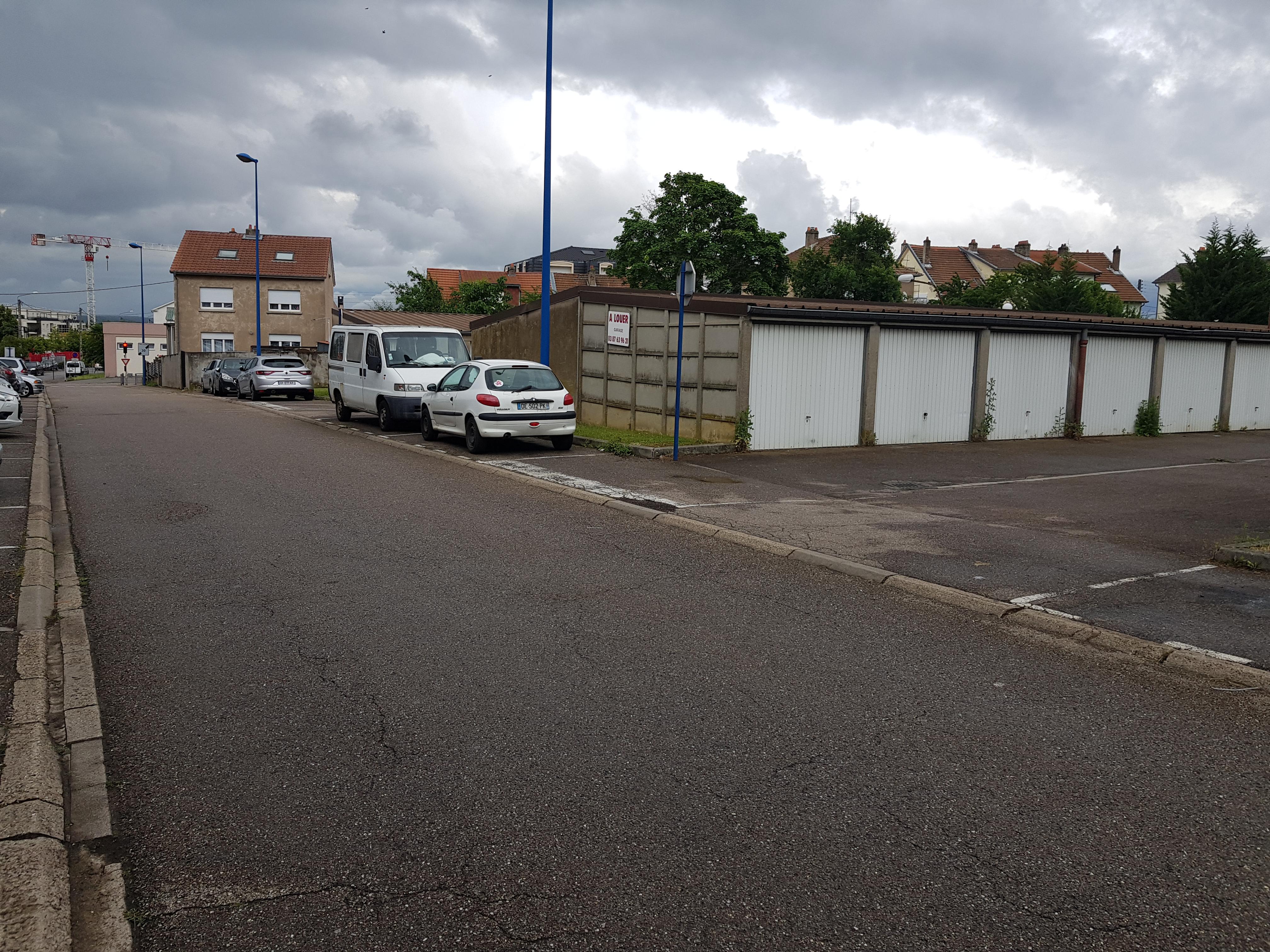 Location box fermé / parking ou stockage