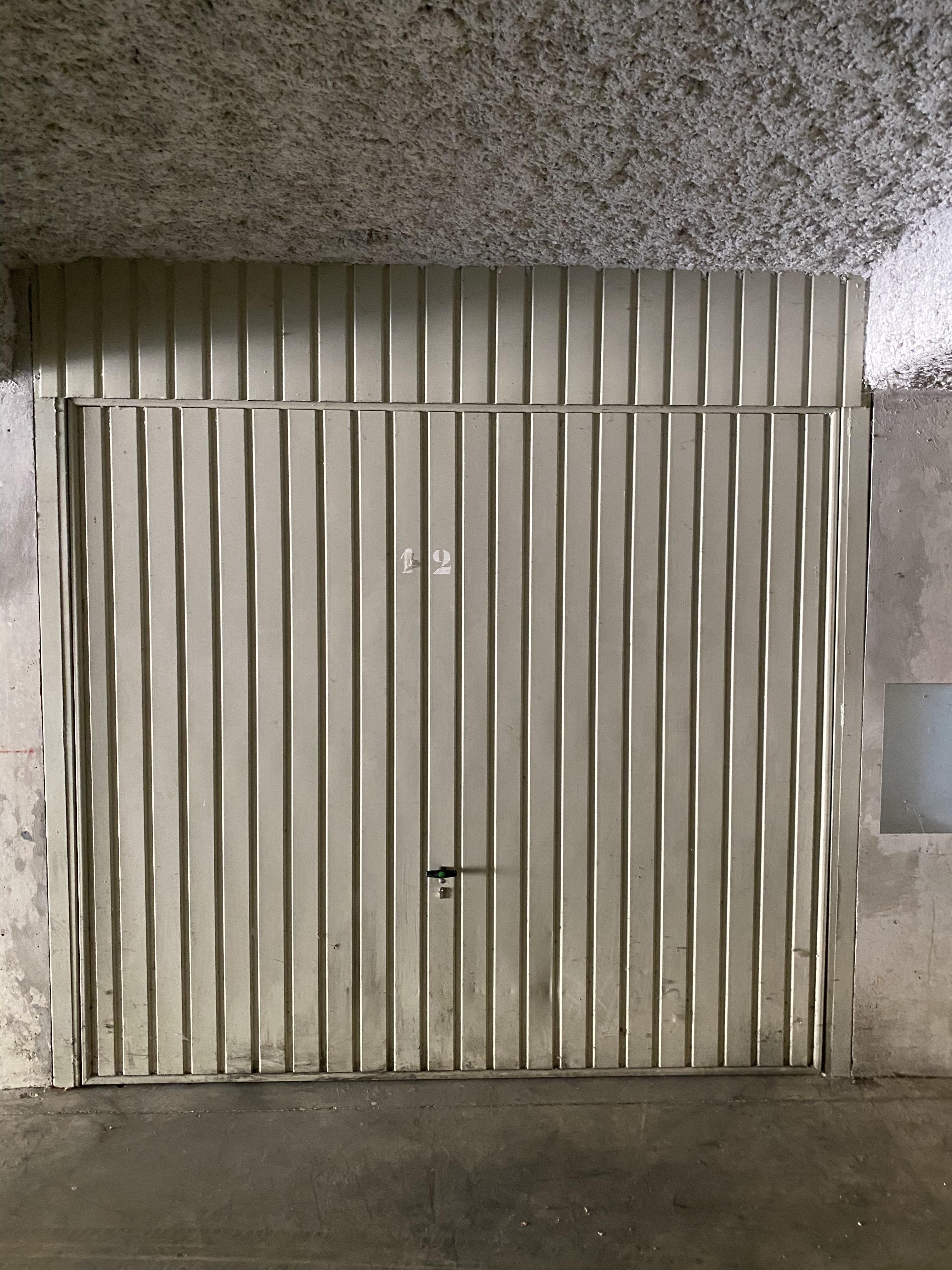 Intra - Garage fermé - Box