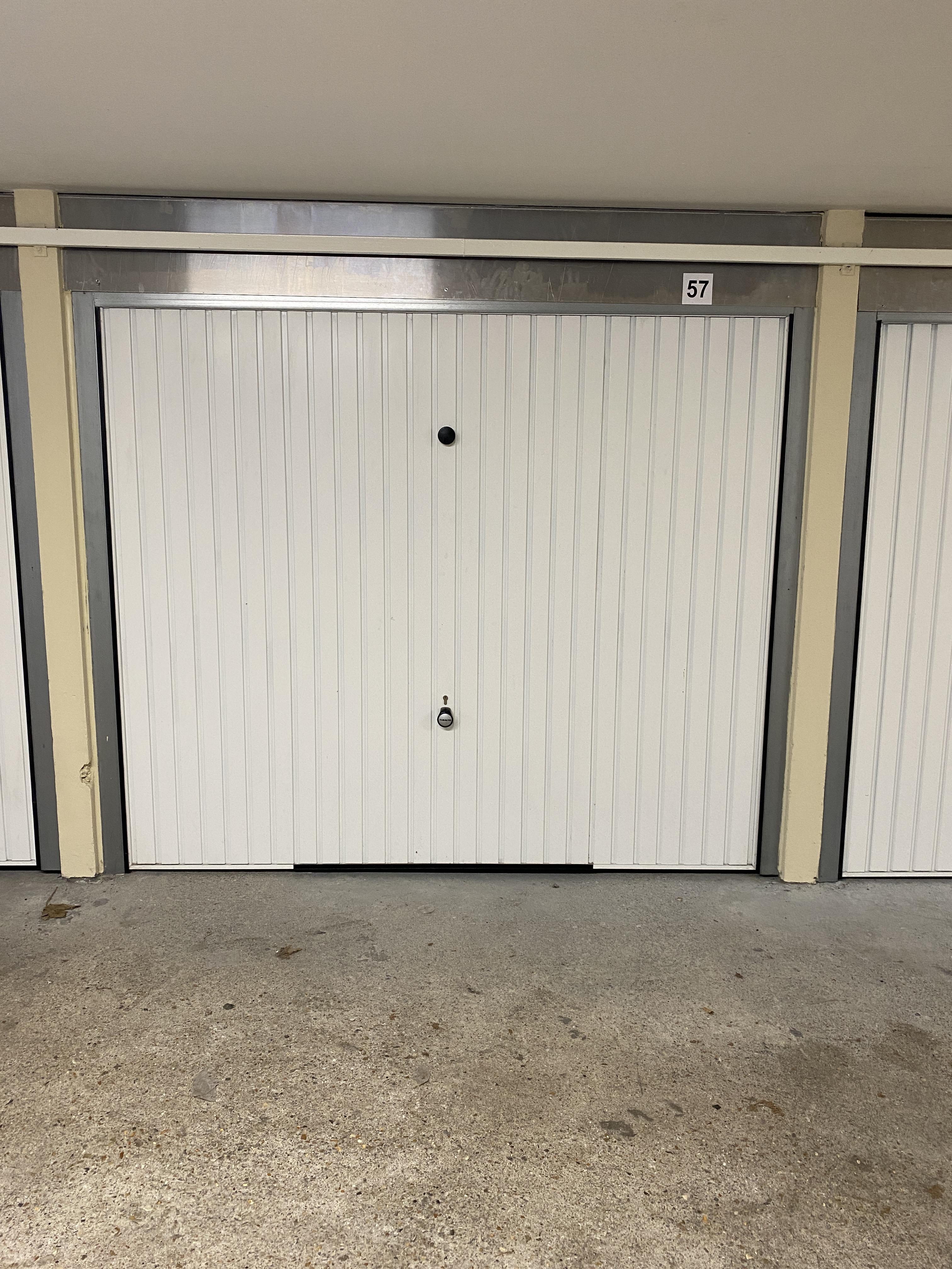 Garage en sous-sol de résidence / Sotteville