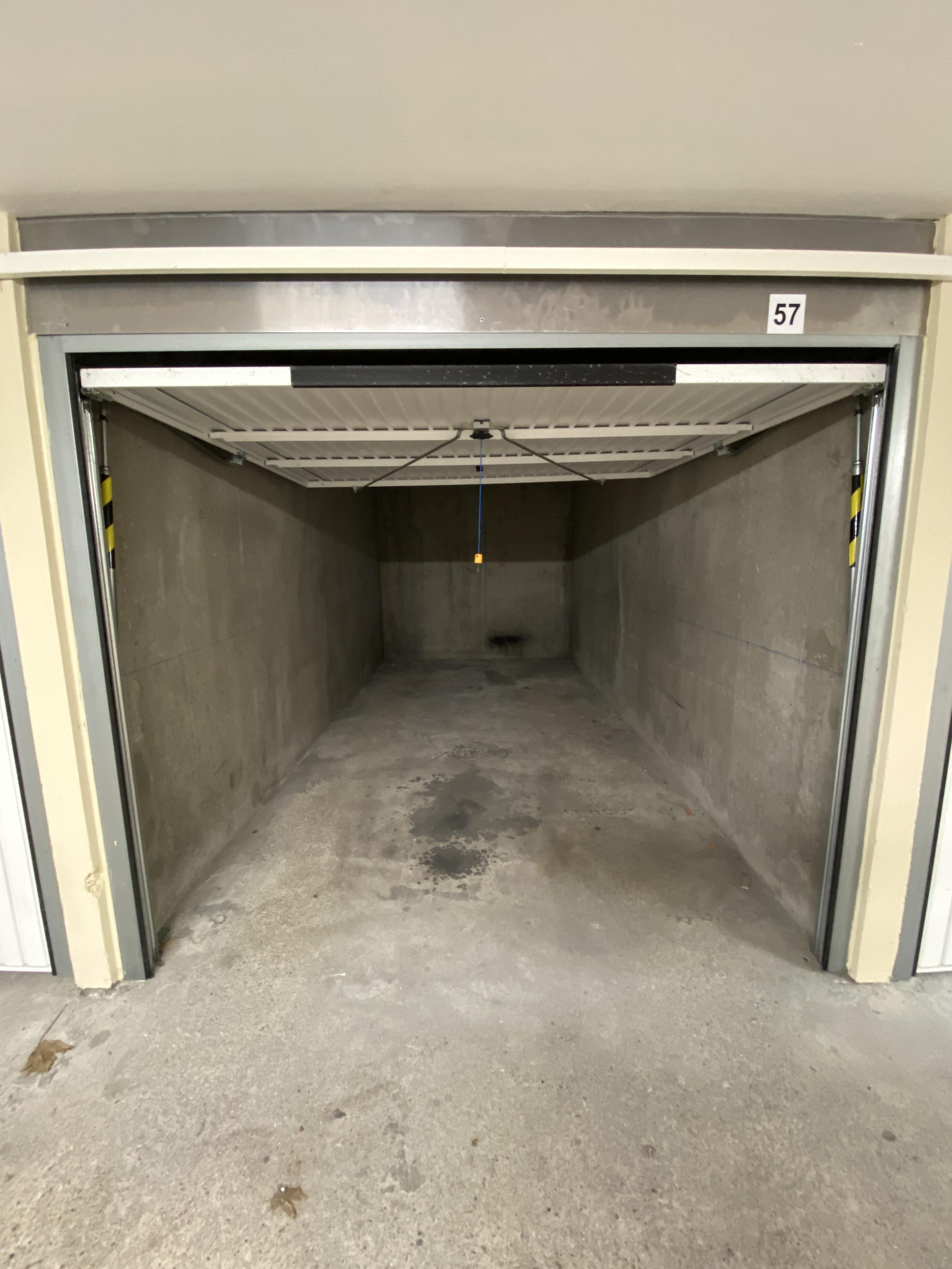 Garage en sous-sol de résidence / Sotteville