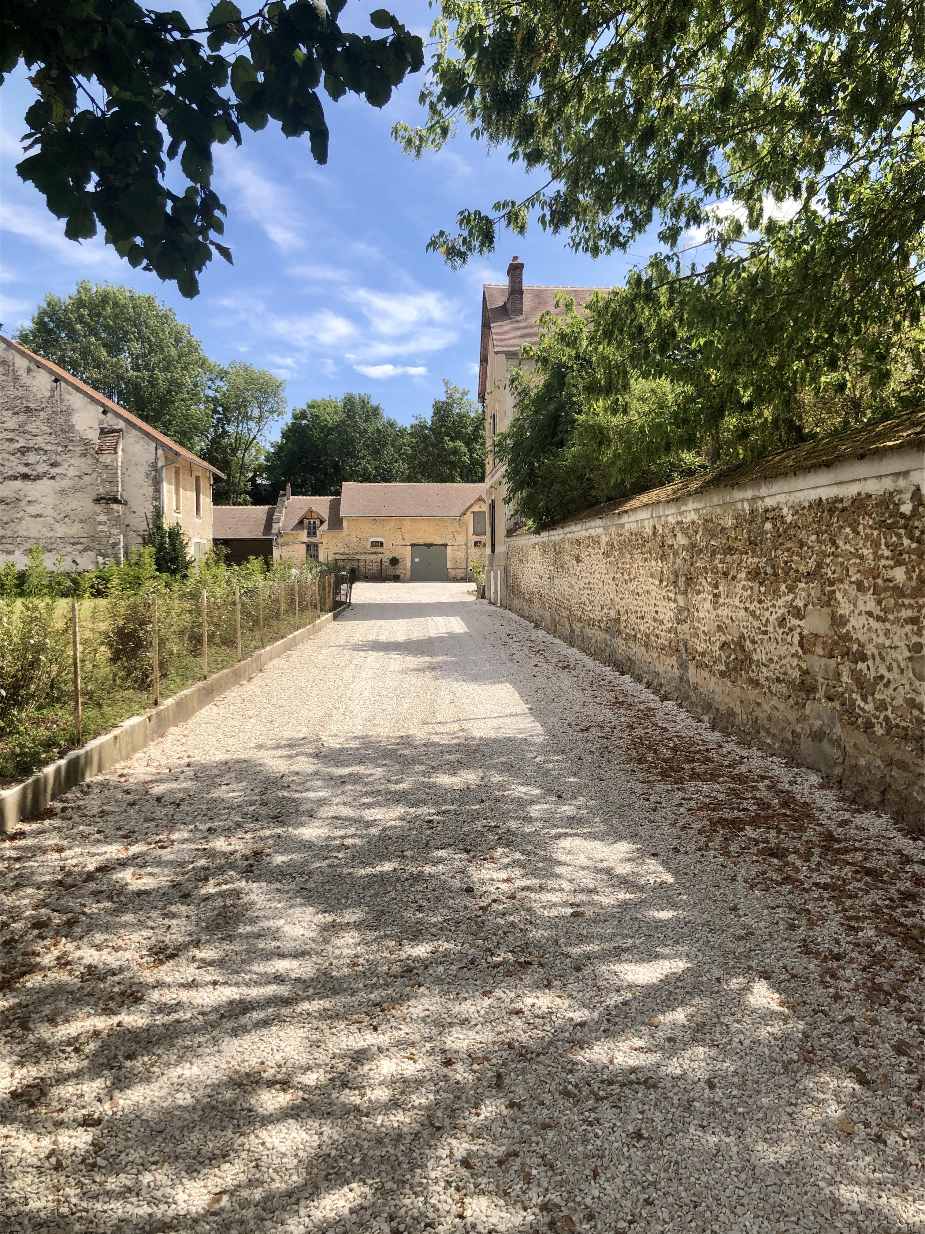 STOCKAGE 30m² - Particuliers et professionnels - Proche