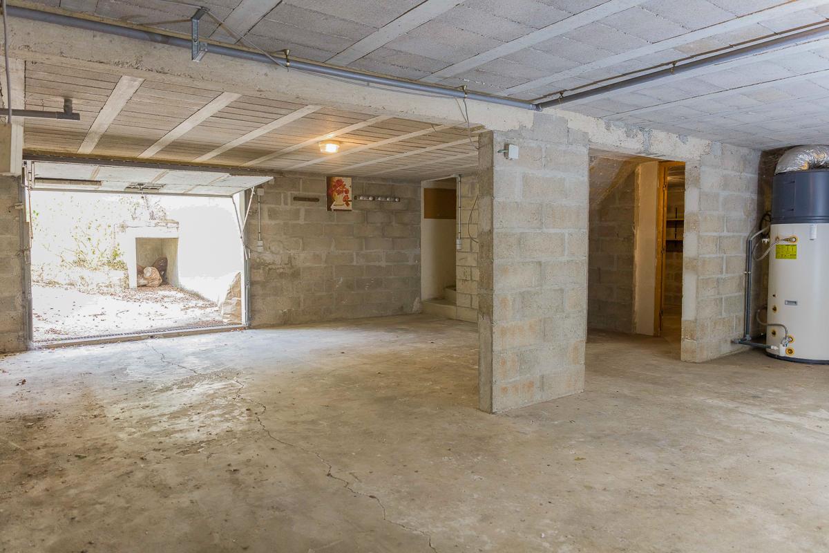 Grand garage de 120 m2(rez de chaussée)