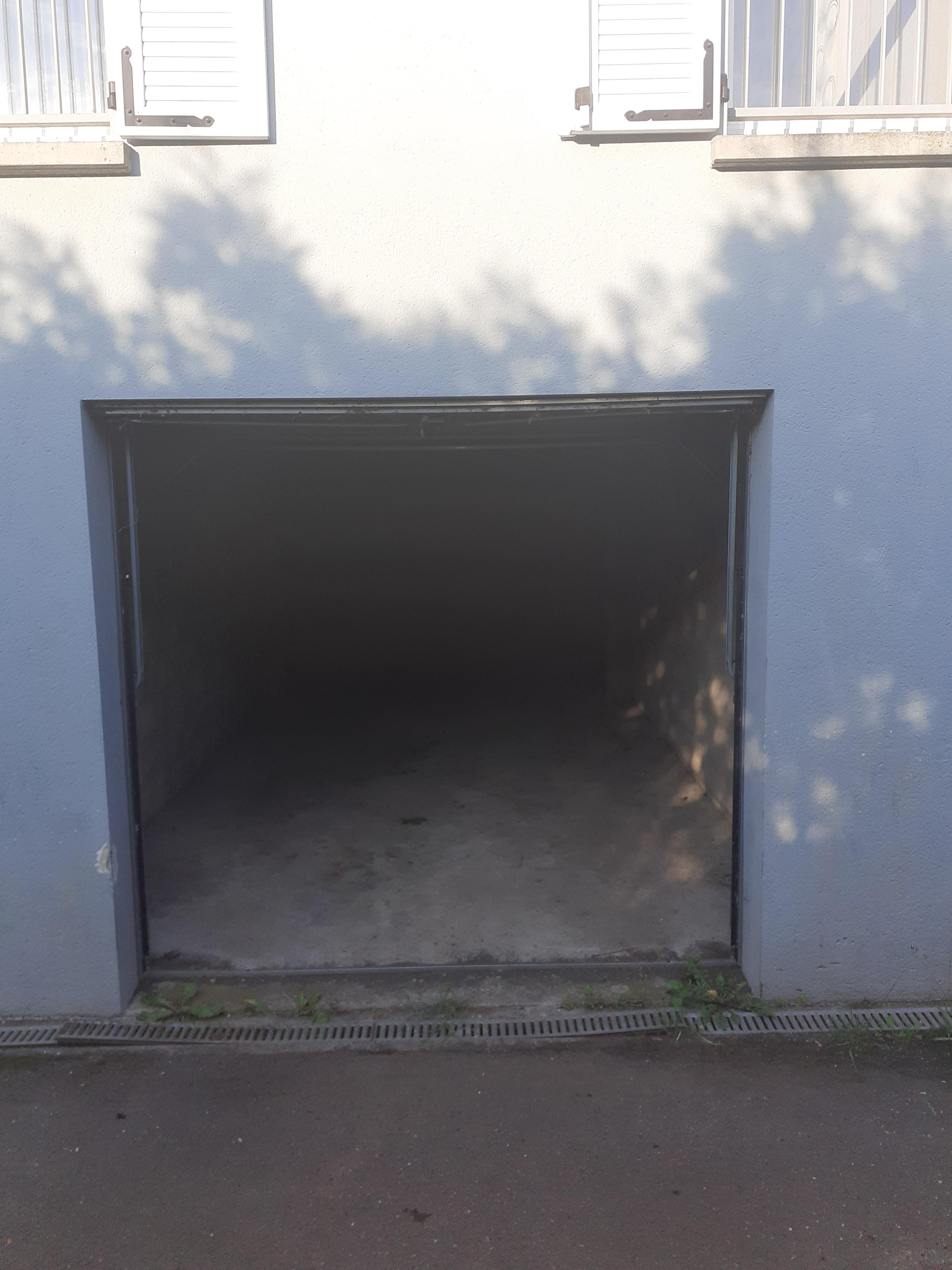 Box fermé pour stockage ou parking 17m²