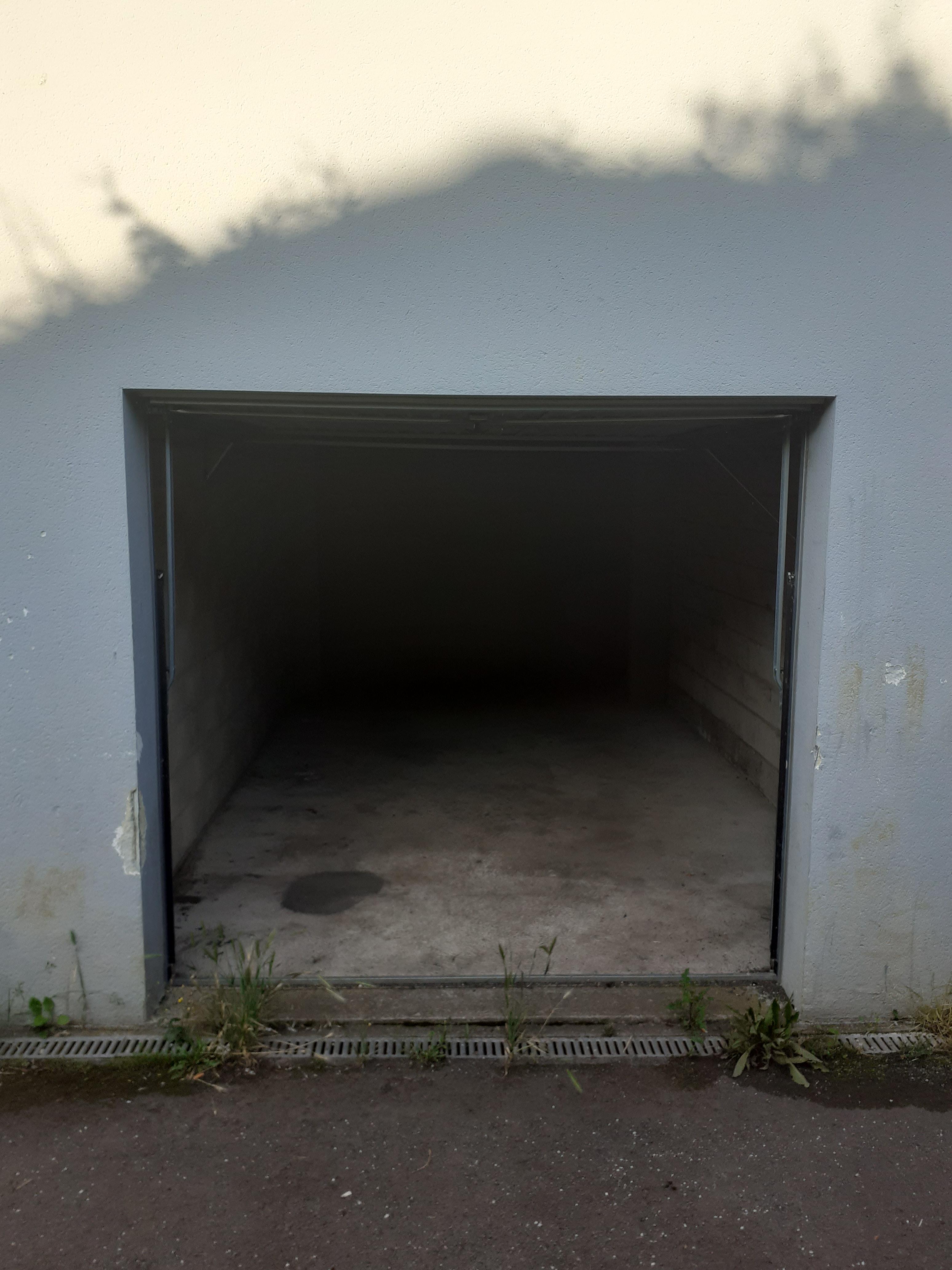 Grand box pour stockage ou parking