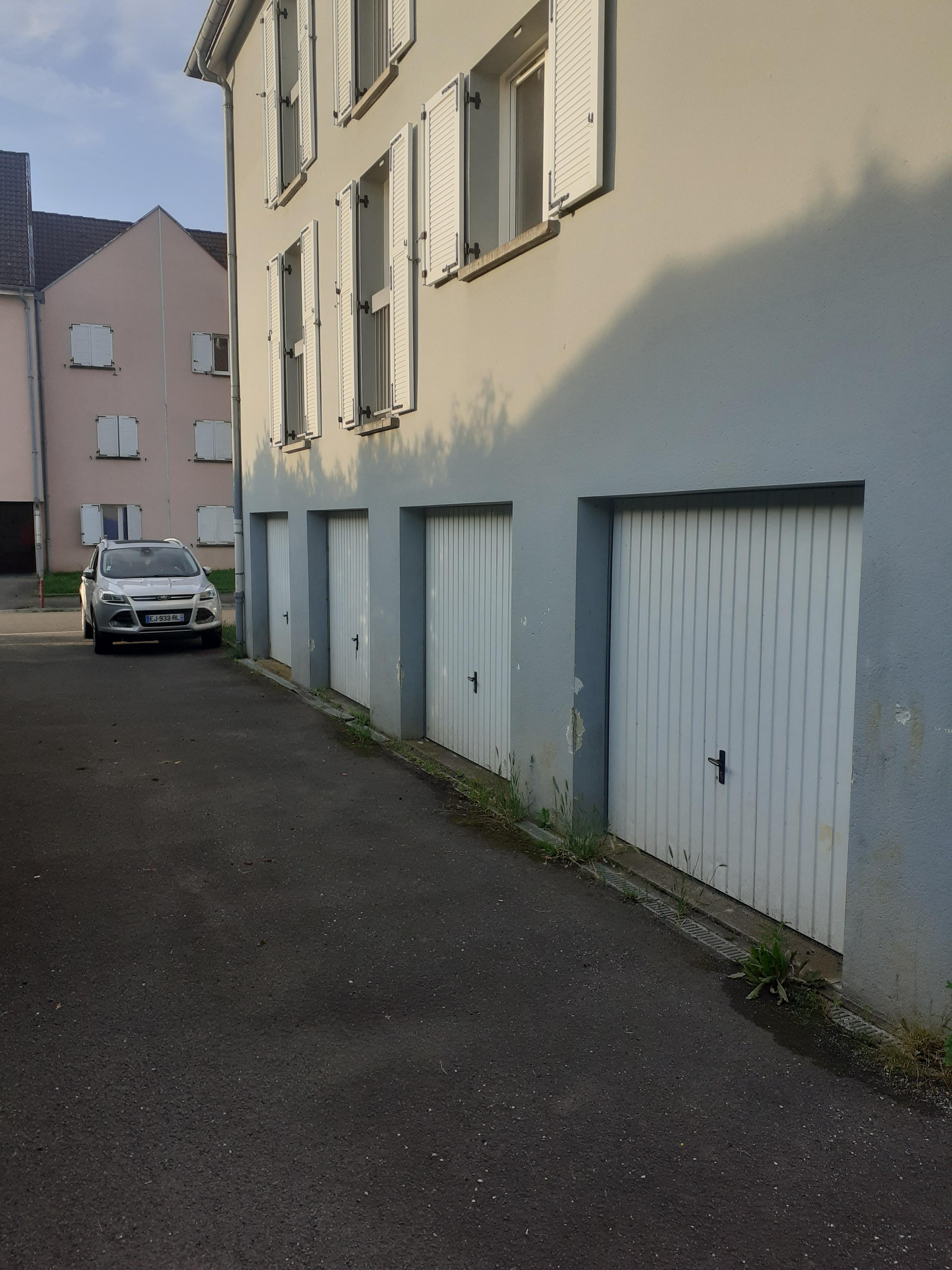 Grand box pour stockage ou parking
