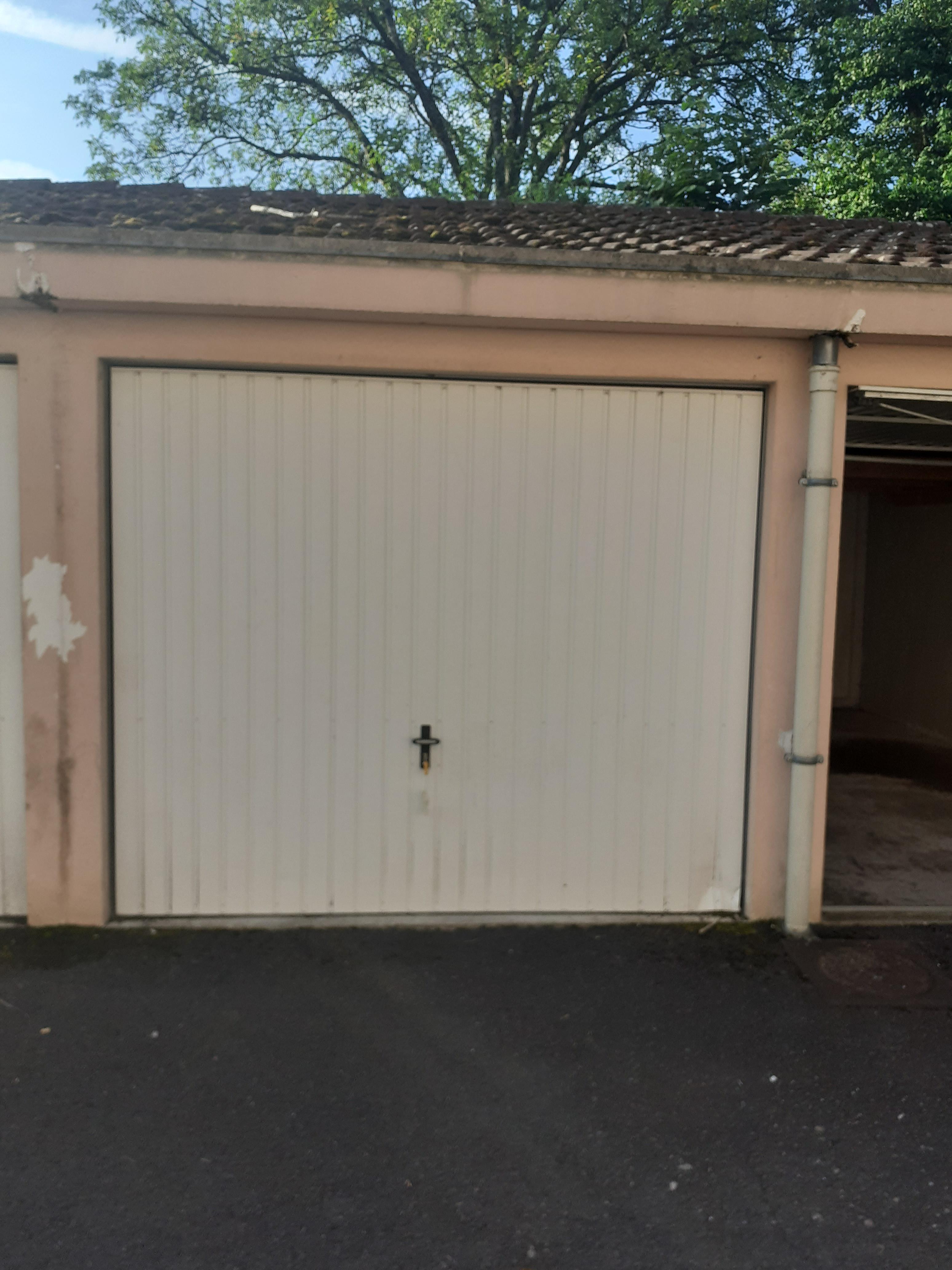 Garage fermé ou stockage