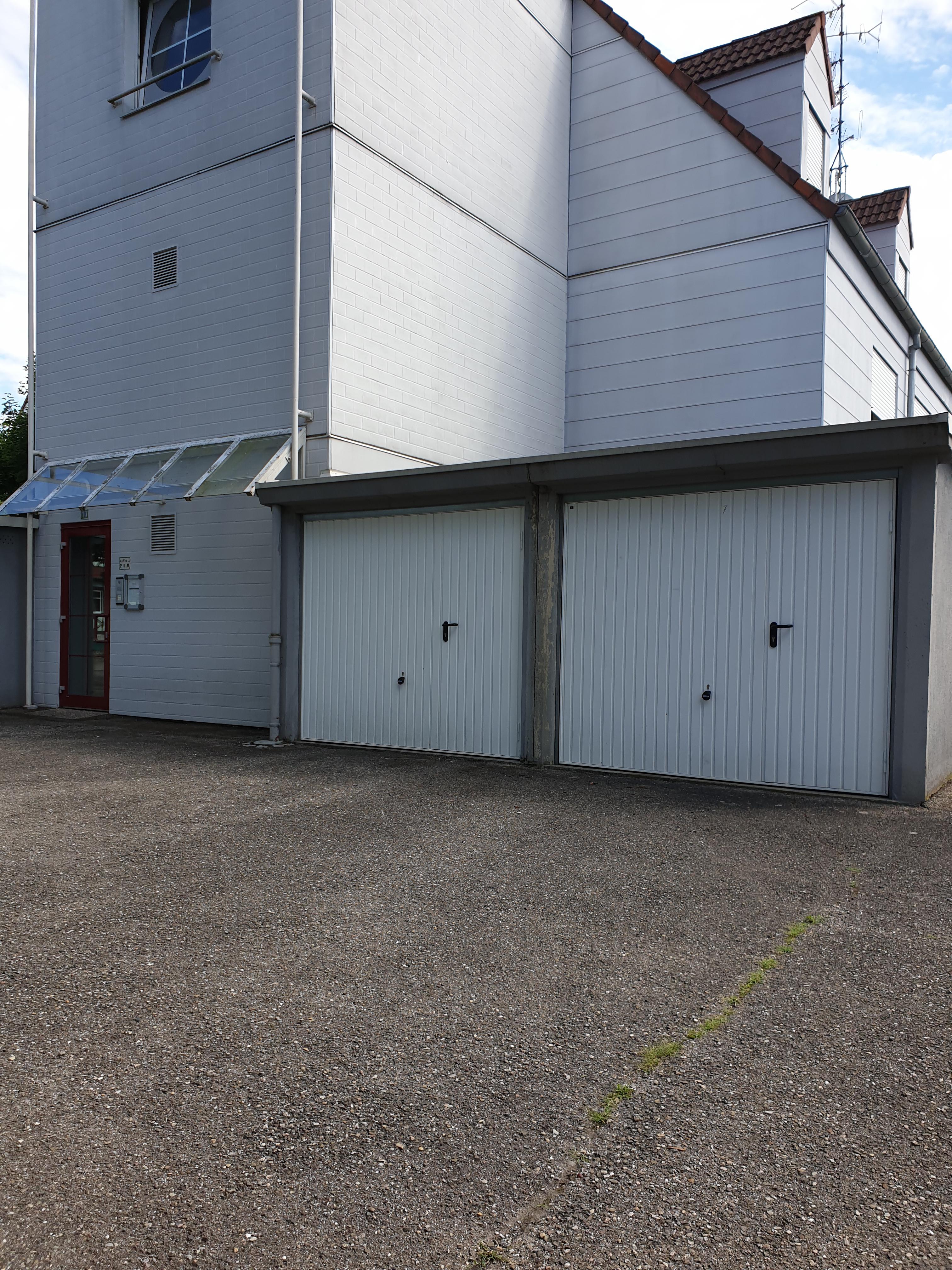Box fermé à louer pour parking ou stockage
