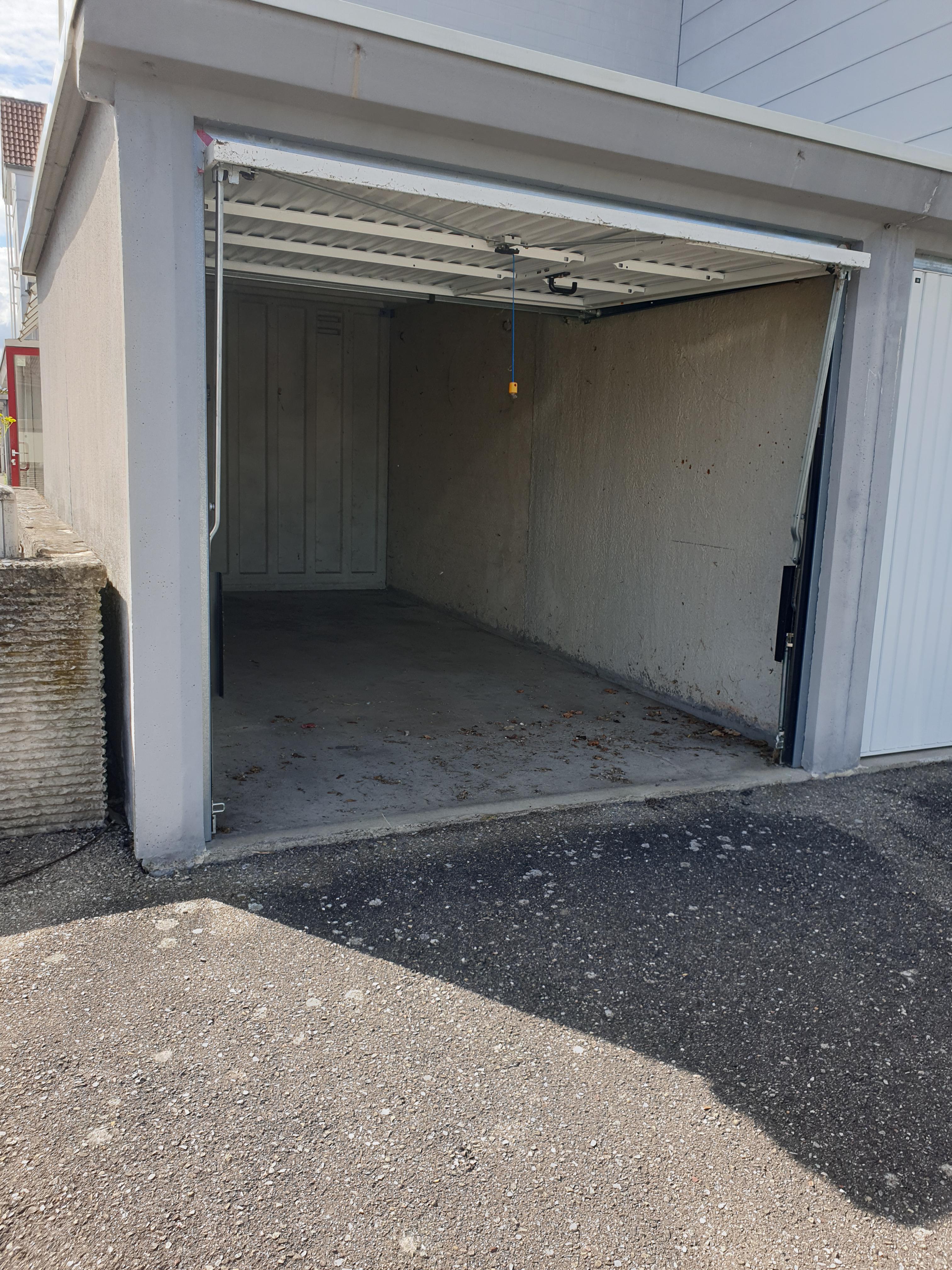 Box fermé à louer pour parking ou stockage