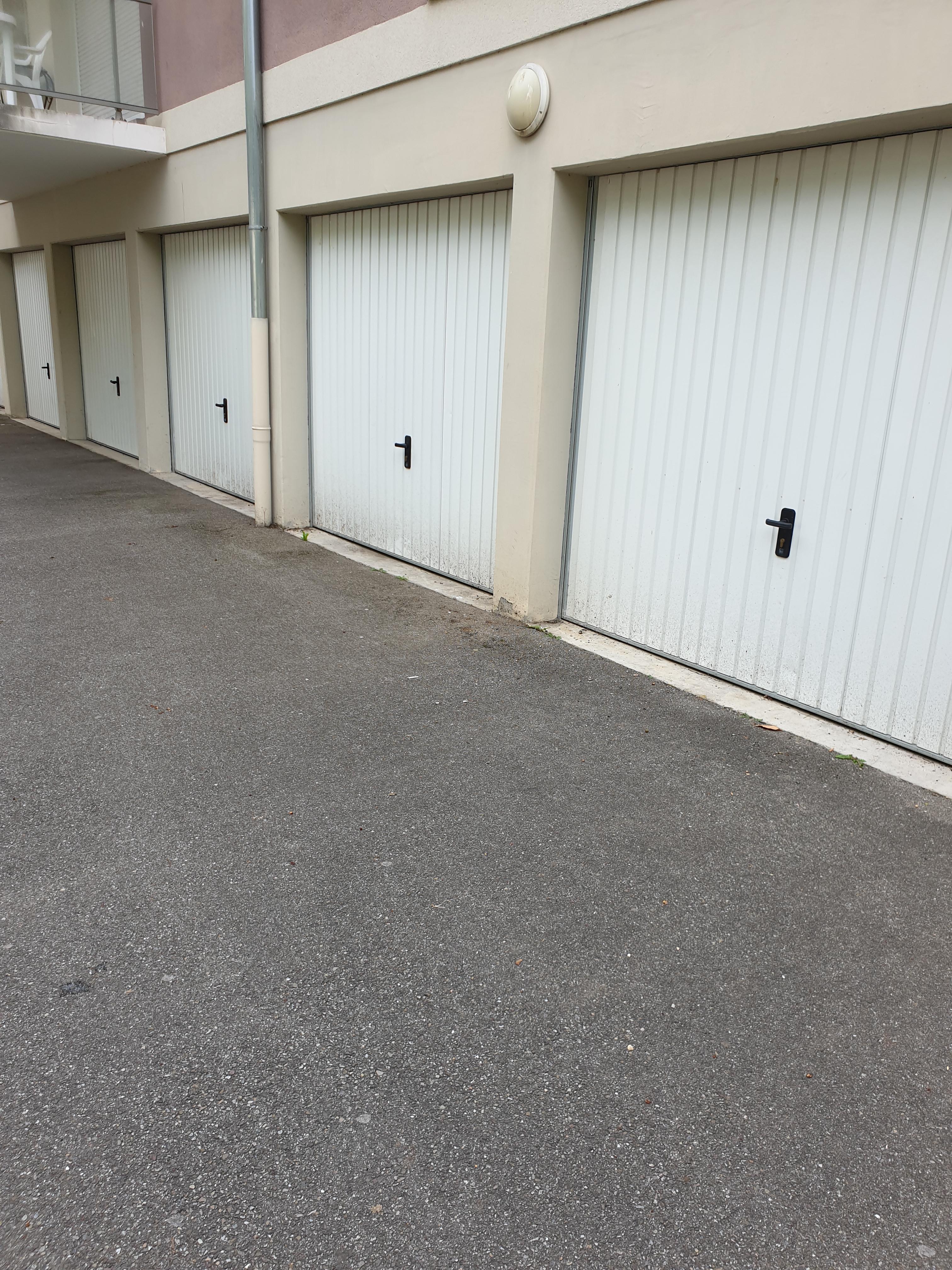 Garage de 14m² en location à Rixheim