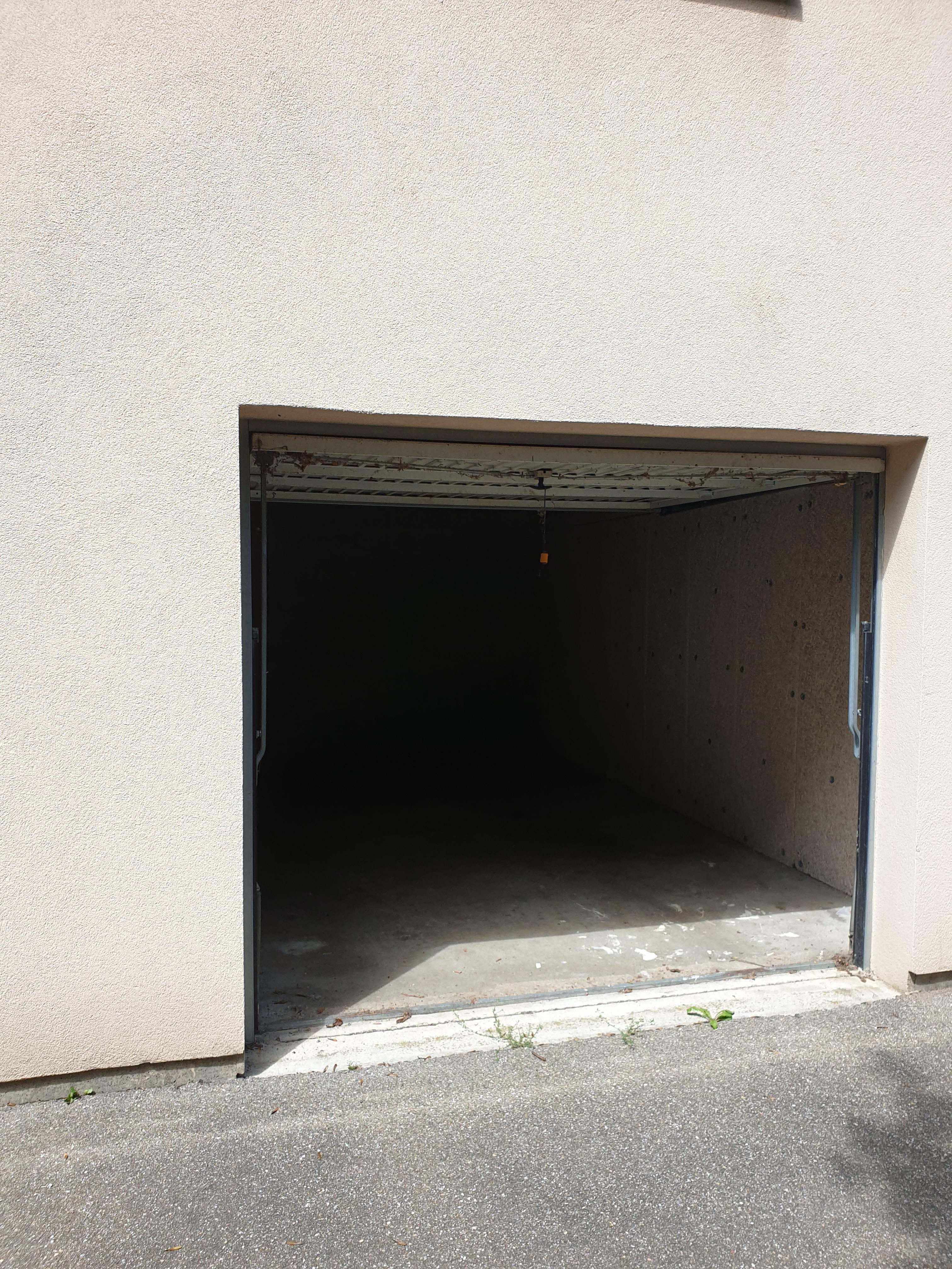 Grand garage fermé en location sur Pulversheim