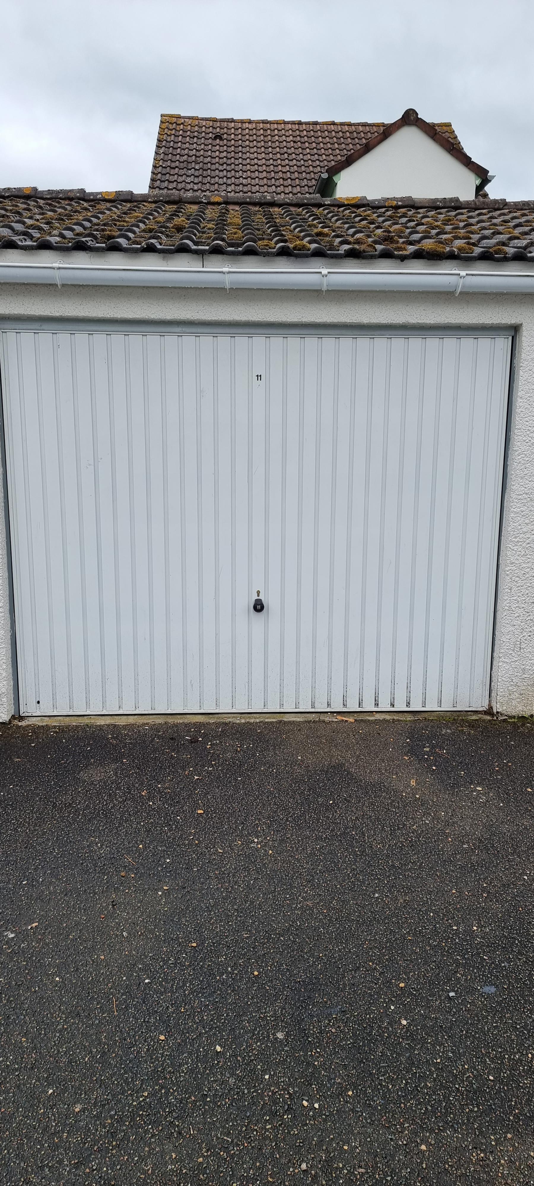 Garage fermé Voisins le Bretonneux : stockage ou