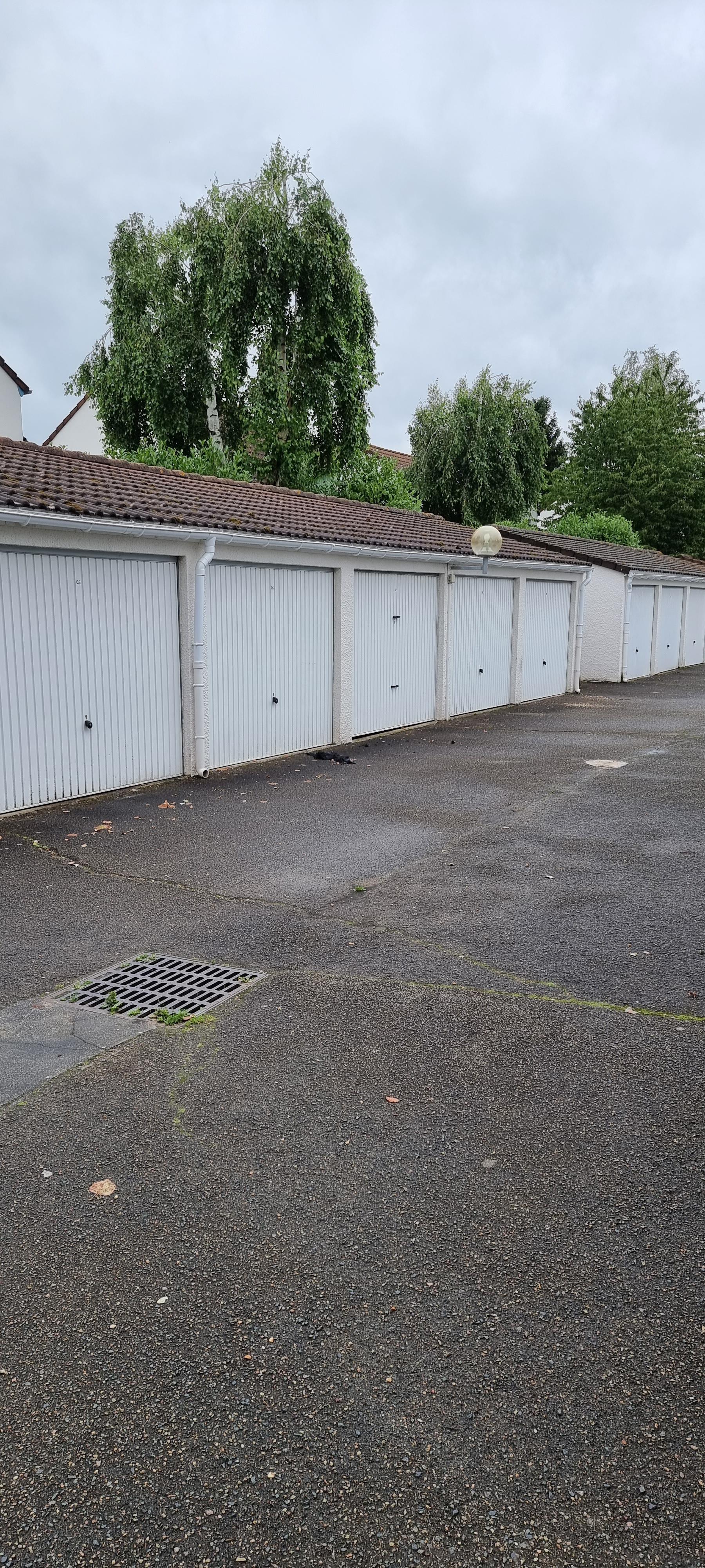 Garage fermé Voisins le Bretonneux : stockage ou