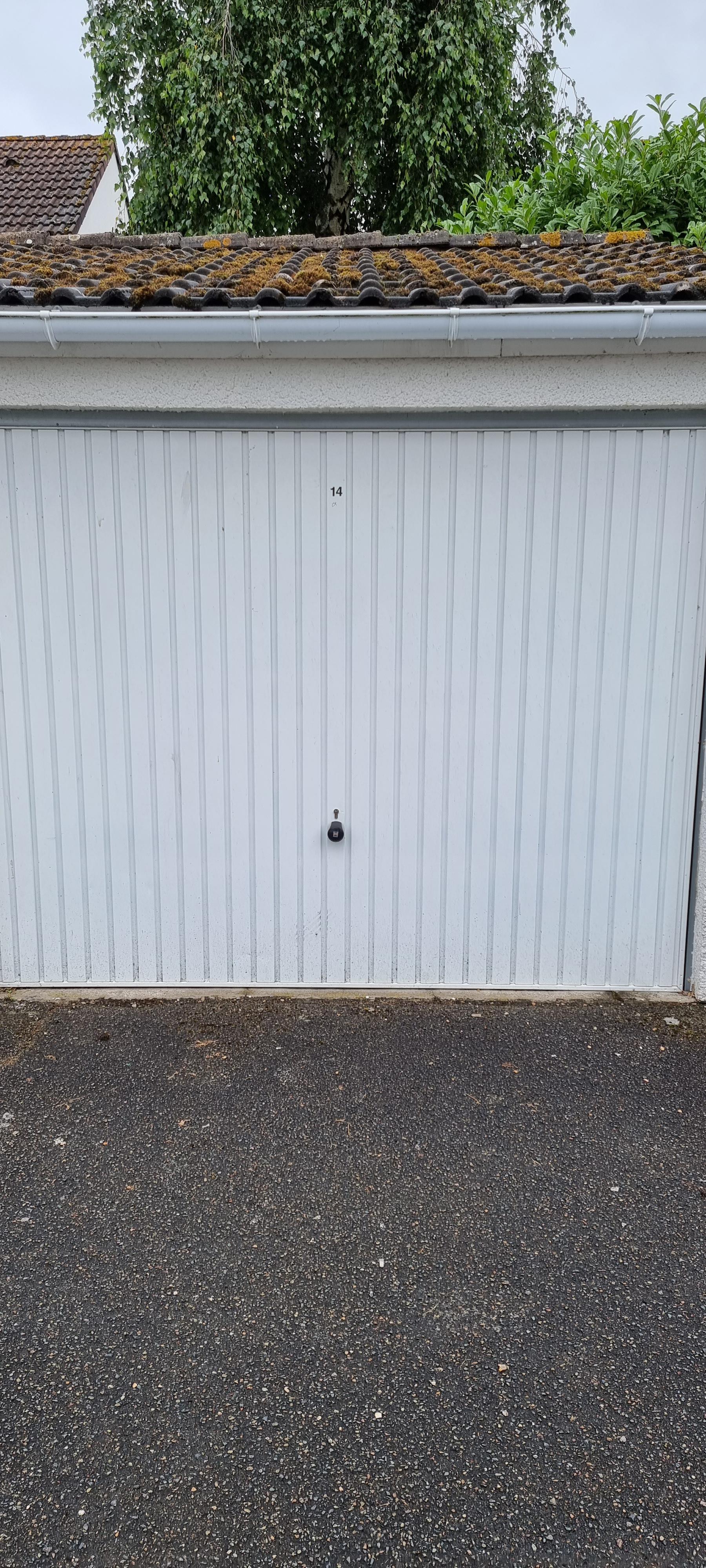 Louer box fermé : parking ou stockage 15m²