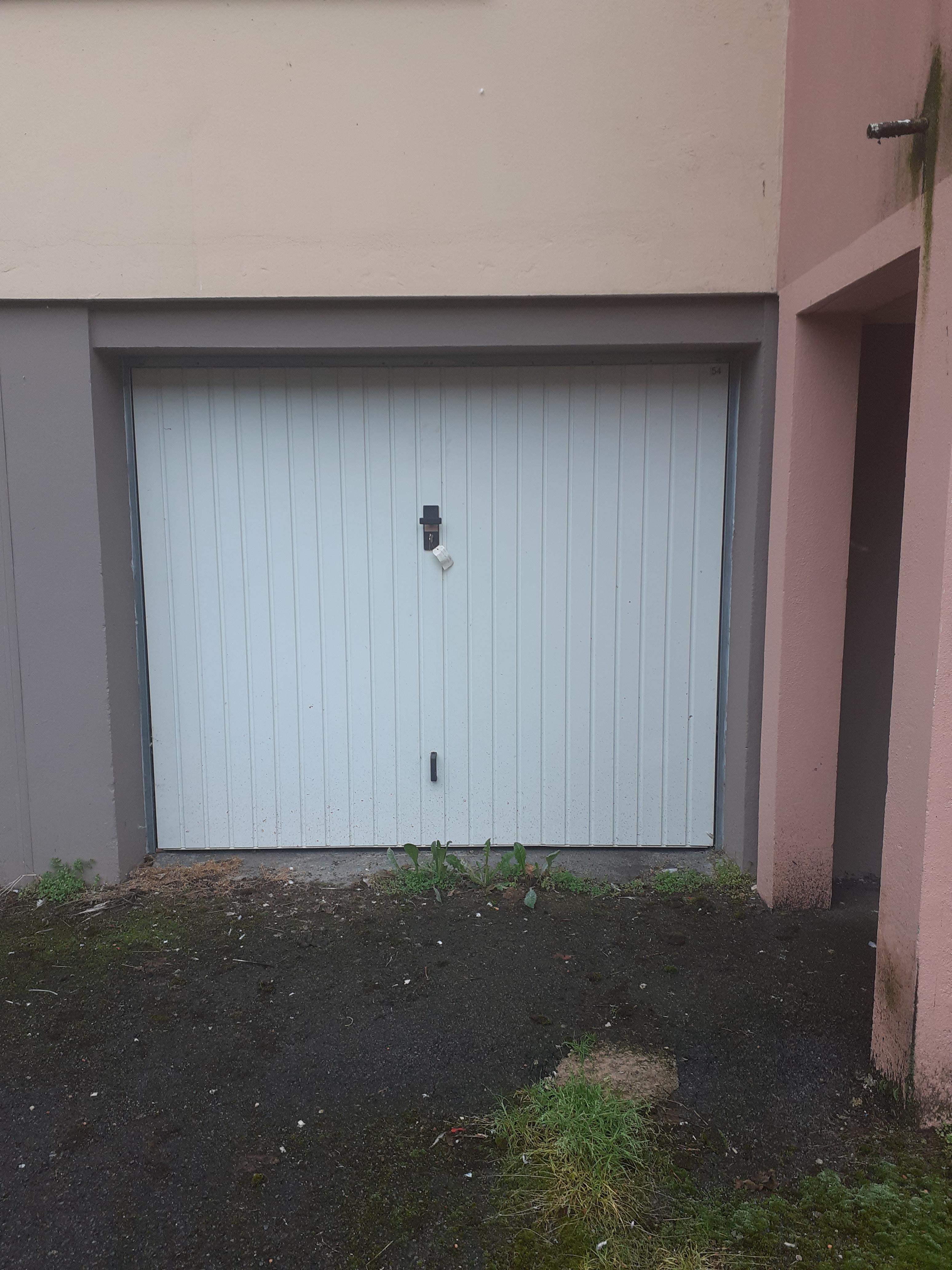 Box rez de chaussée sous résidence : parking
