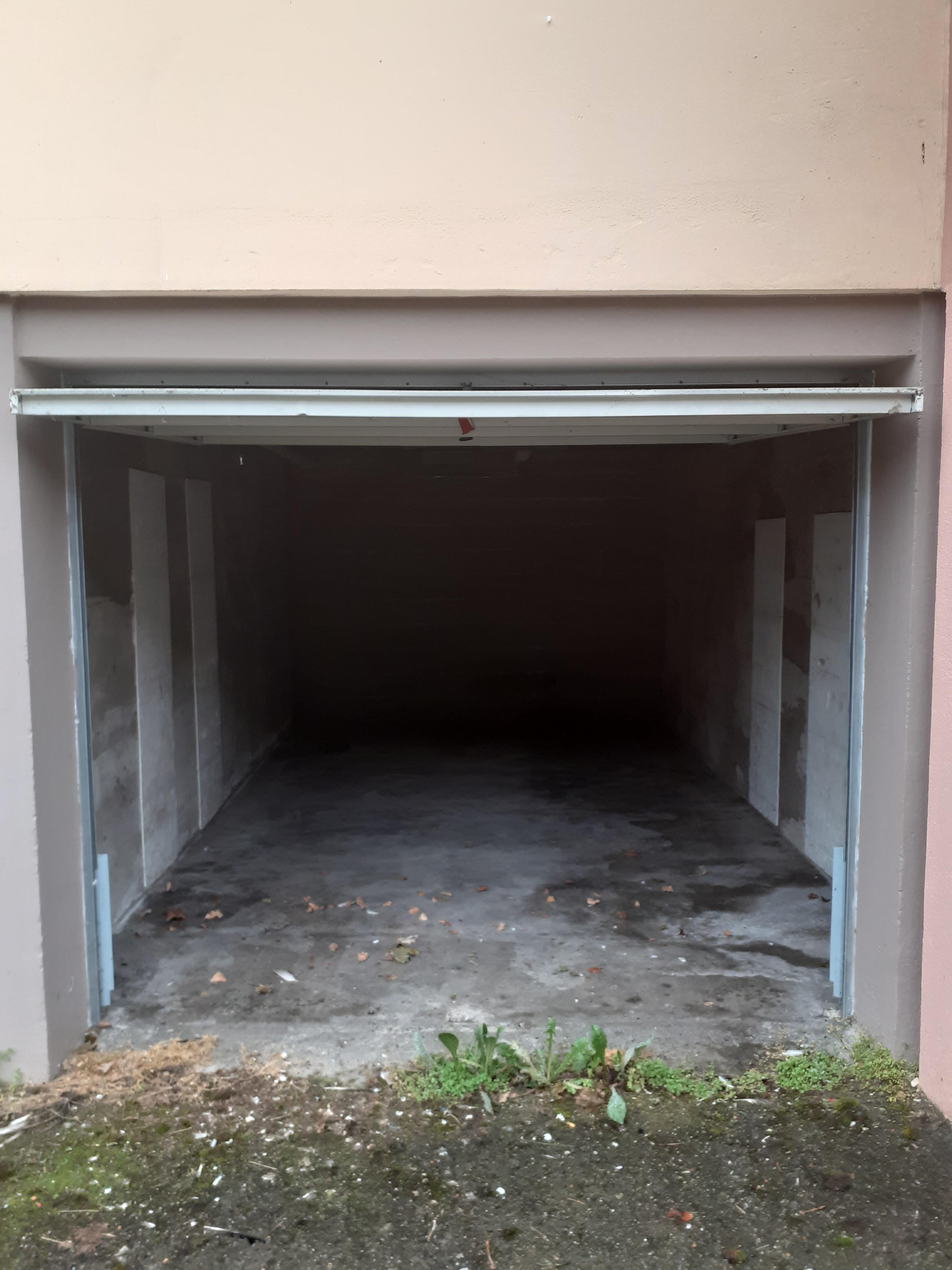 Box rez de chaussée sous résidence : parking