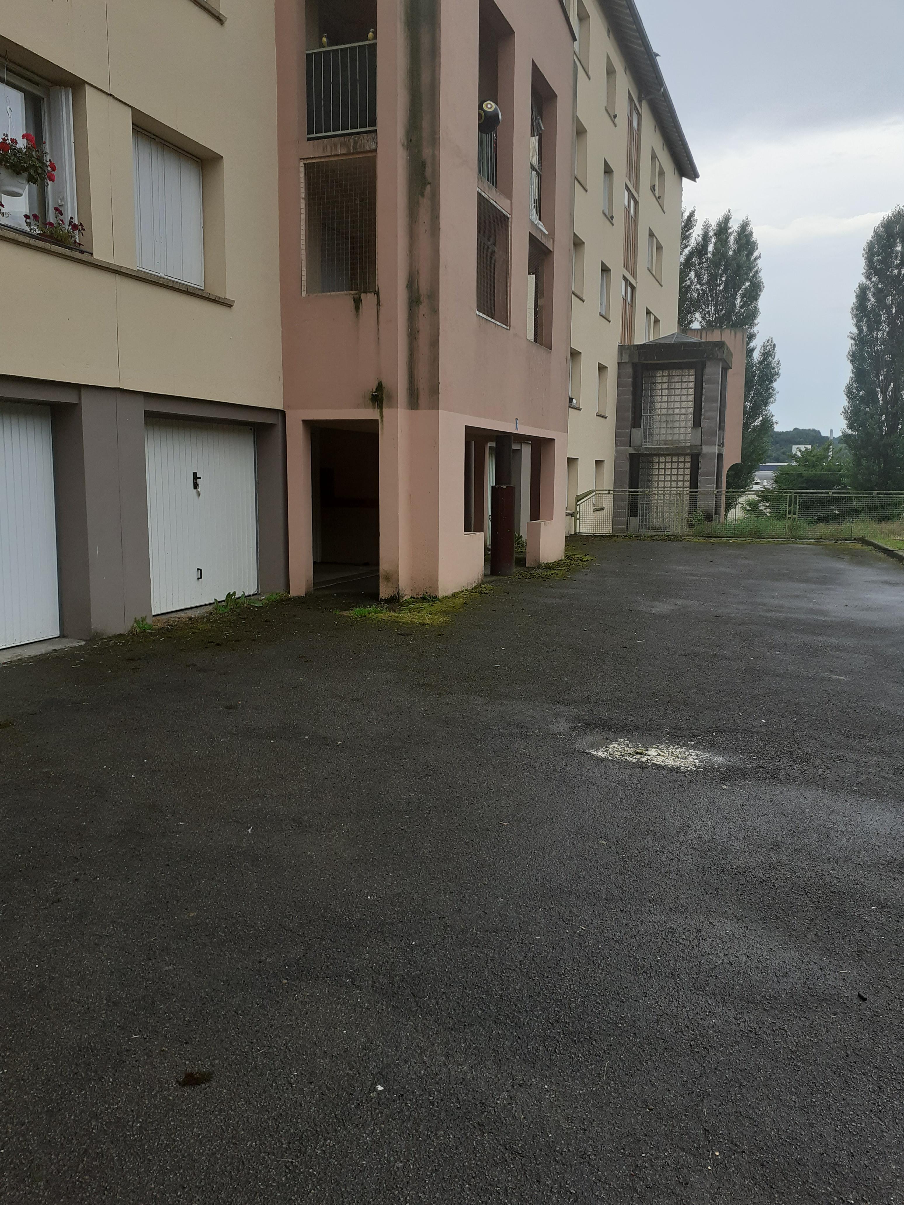 Box rez de chaussée sous résidence : parking