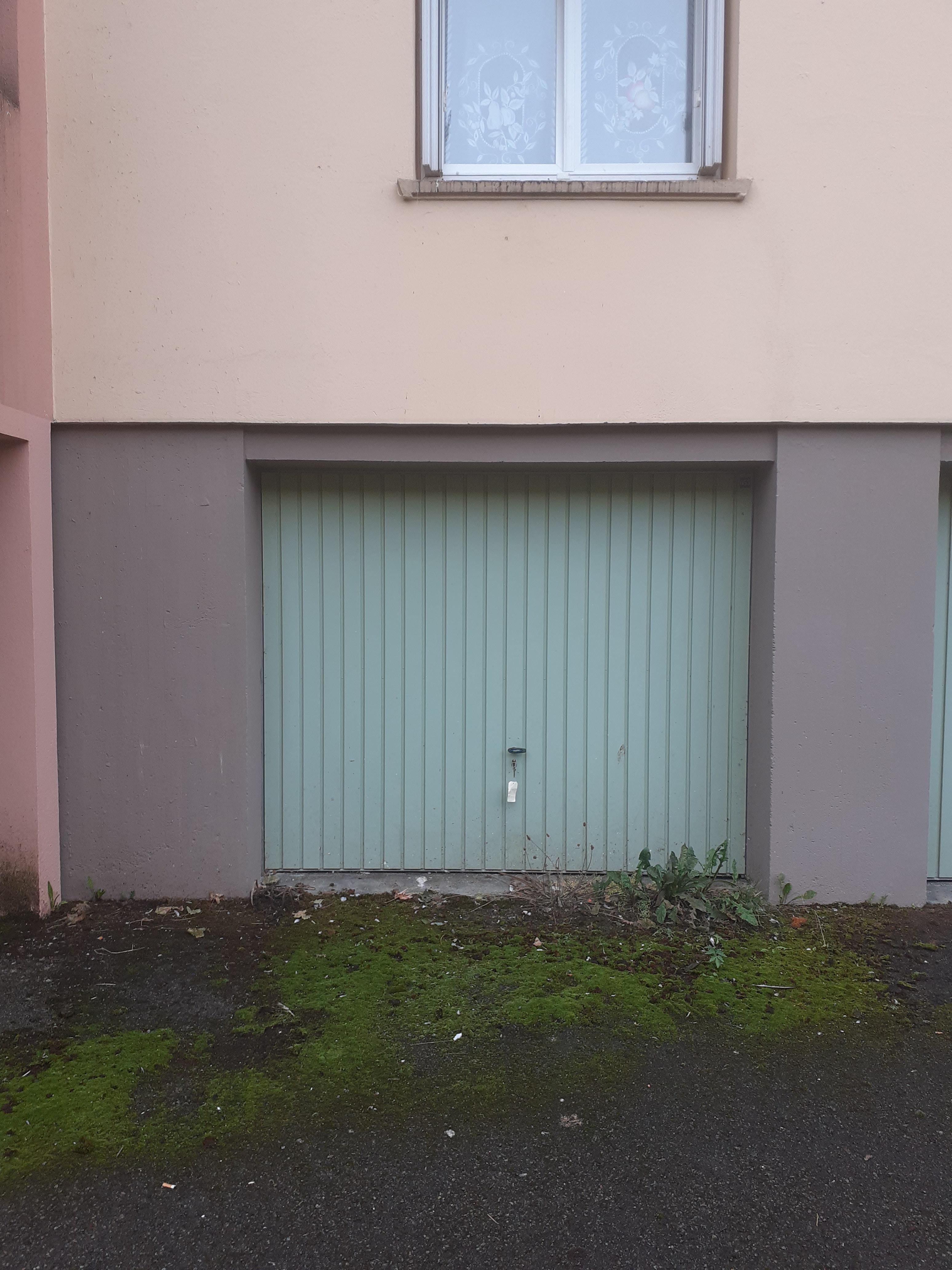 Grand garage en RDC fermé / Delle