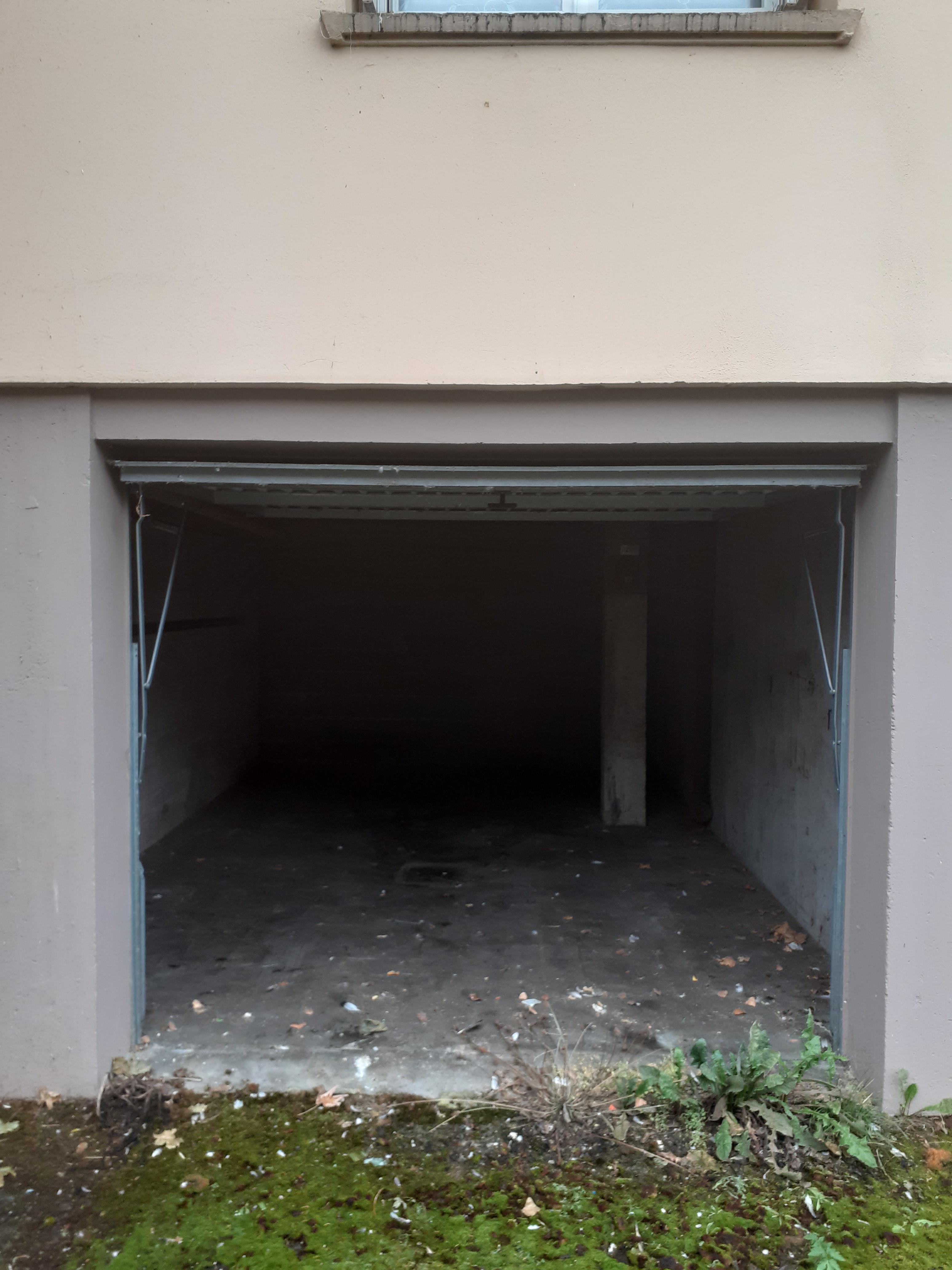 Grand garage en RDC fermé / Delle
