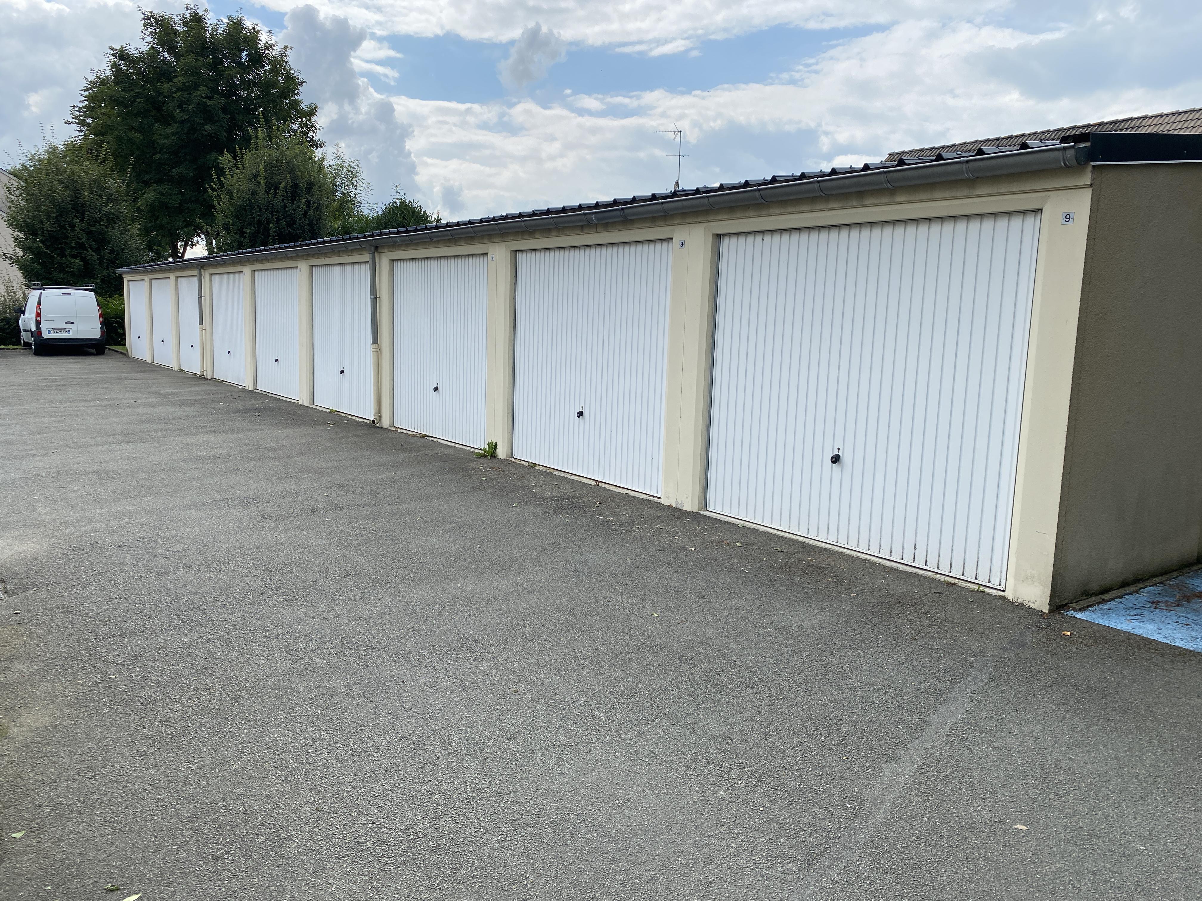 Grand garage en rez-de-chaussée Canteleu